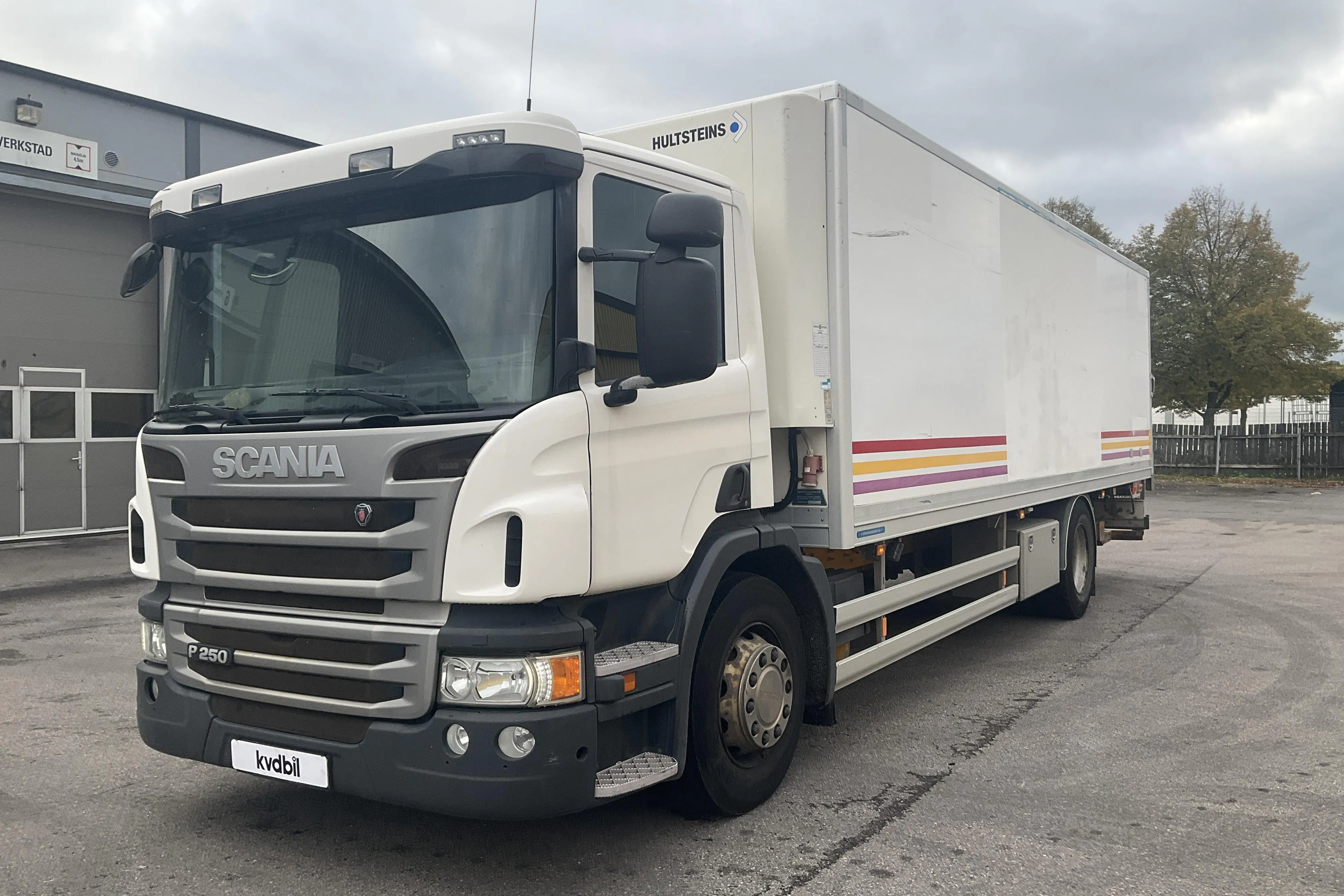 Presentationsfoto 1 av 44: Scania P250 - 321 089 km - Automat - vit - 2015
