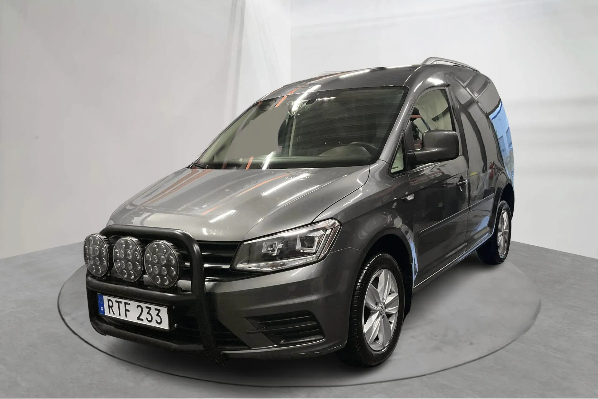 Presentationsfoto 1 av 16: VW Caddy 2.0 TDI Skåp 4MOTION (150hk) - 18 143 mil - Automat - Ljusgrå - 2016