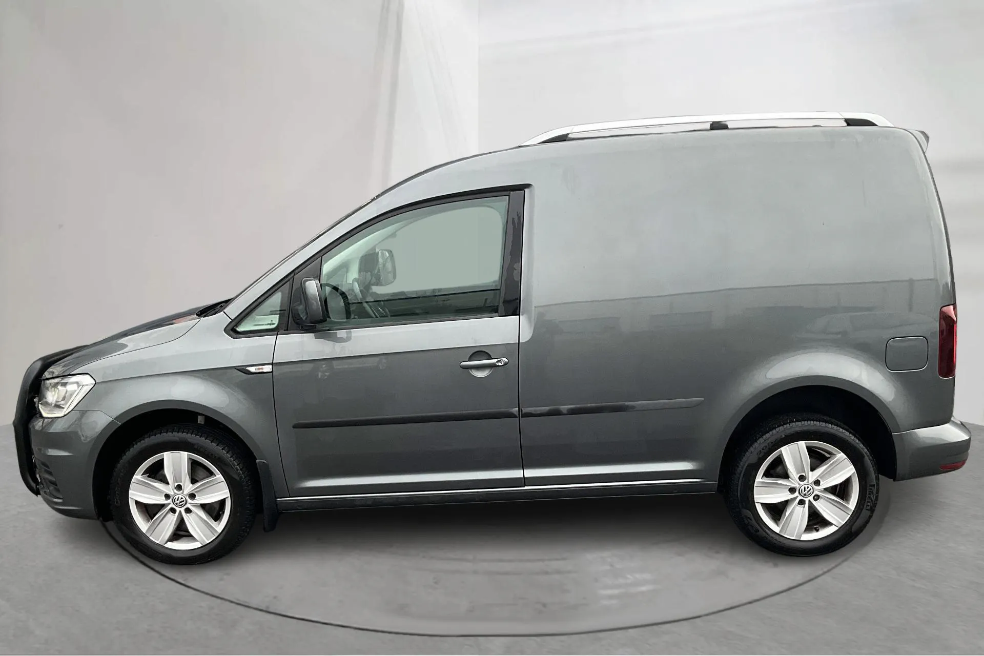 Presentationsfoto 2 av 16: VW Caddy 2.0 TDI Skåp 4MOTION (150hk) - 18 143 mil - Automat - Ljusgrå - 2016