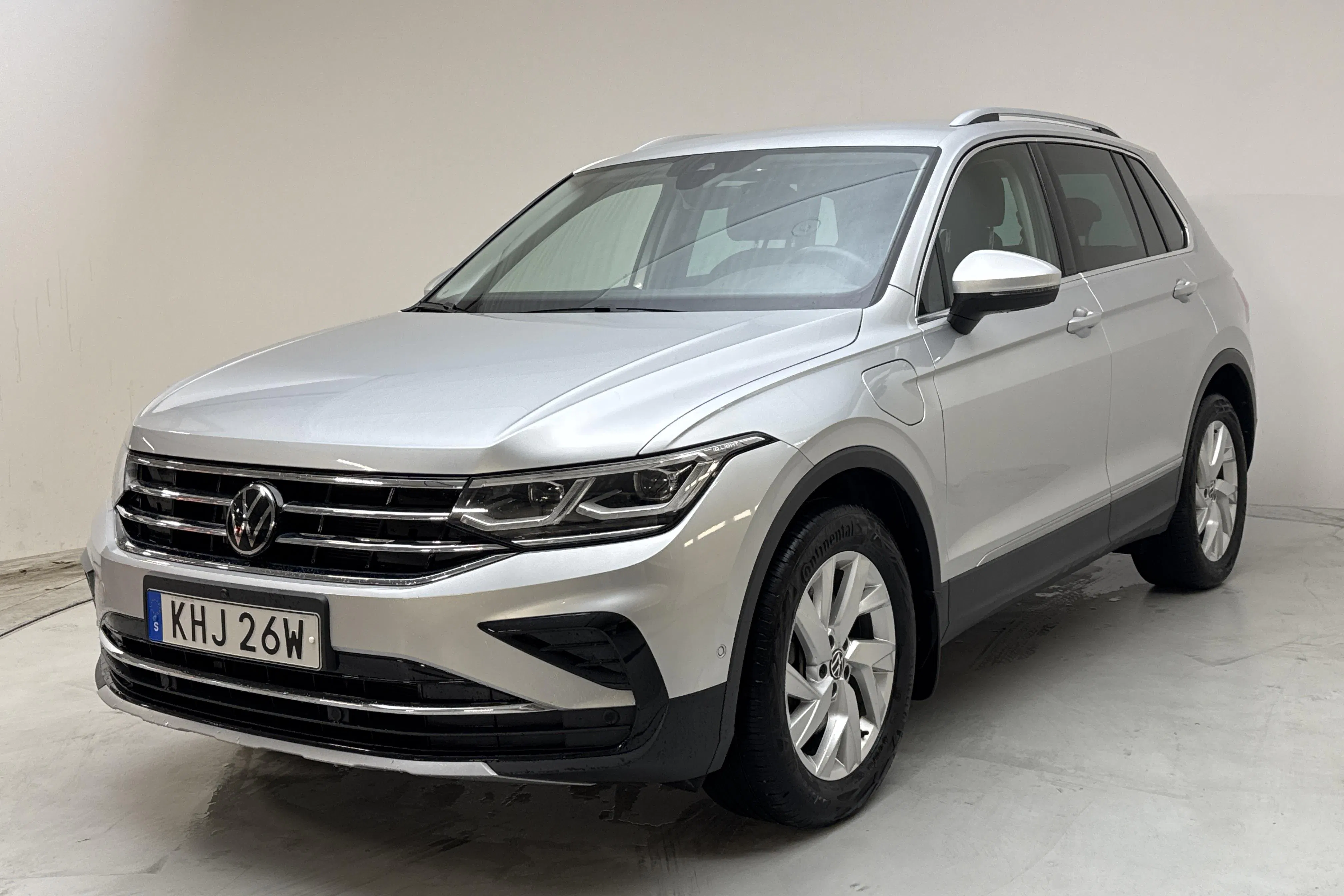 Presentationsfoto 1 av 17: VW Tiguan 1.4 TSI eHybrid (245hk) - 7 910 mil - Automat - silver - 2023