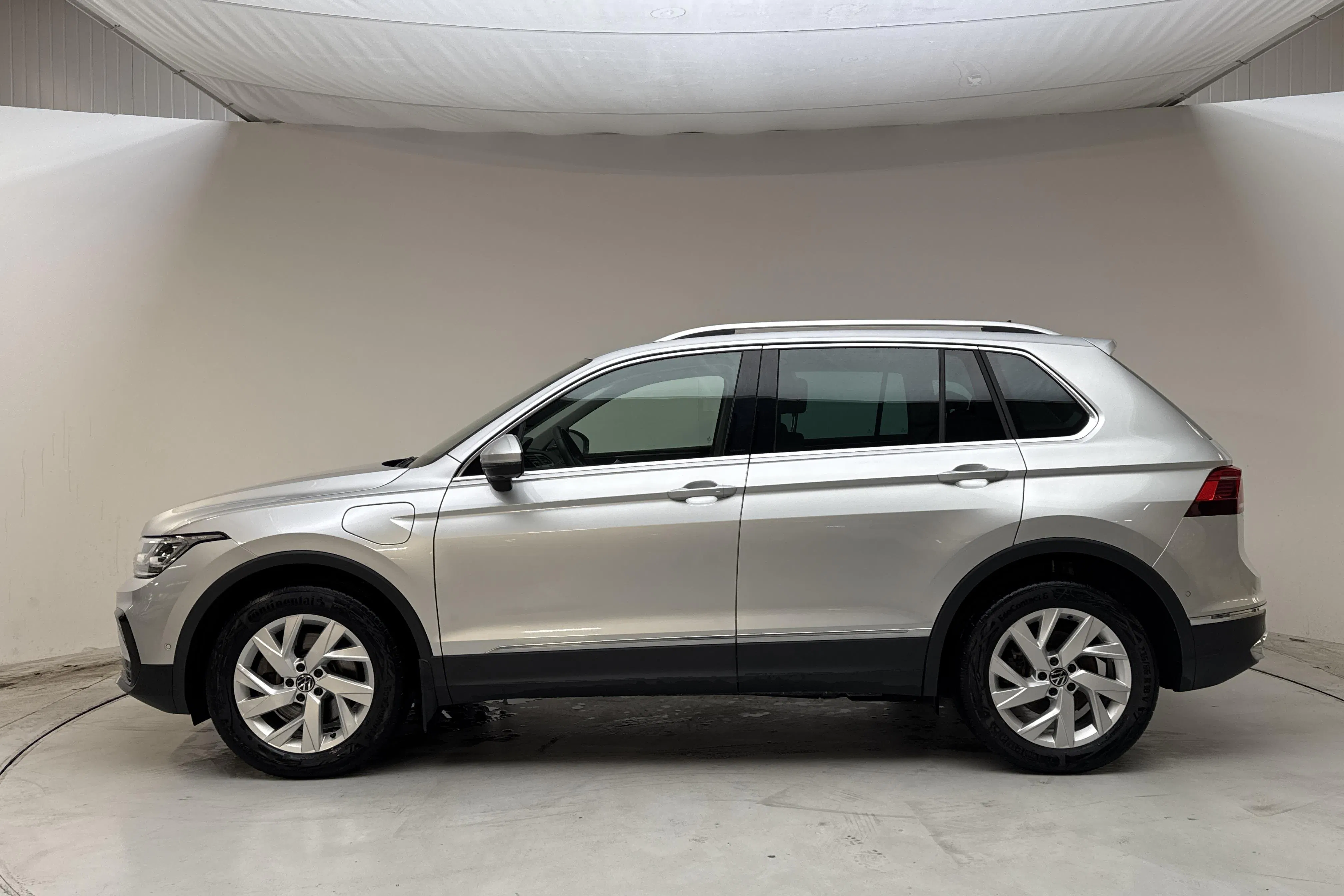 Presentationsfoto 2 av 17: VW Tiguan 1.4 TSI eHybrid (245hk) - 7 910 mil - Automat - silver - 2023