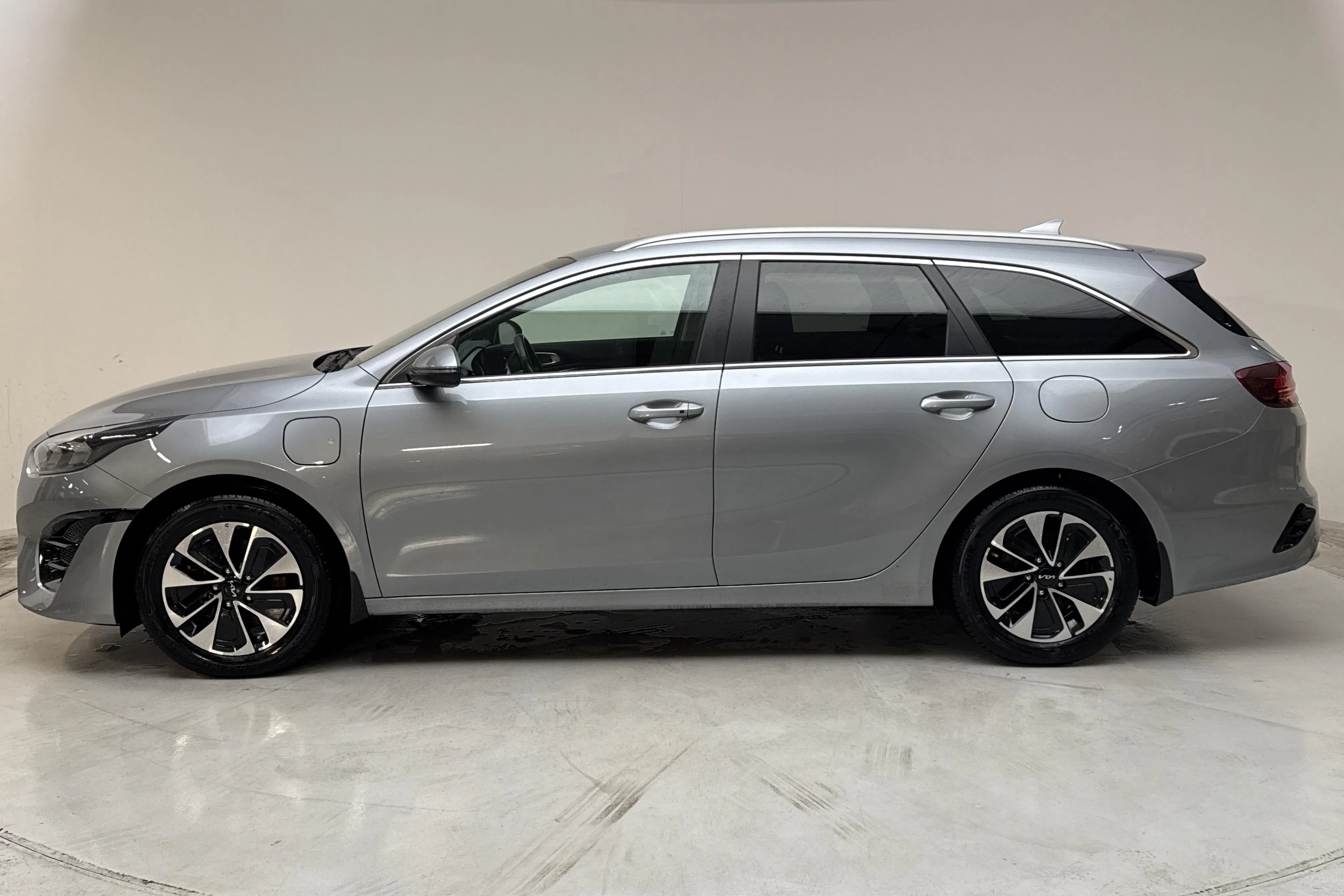 Presentationsfoto 2 av 17: KIA Ceed 1.6 Plug-in Hybrid SW (141hk) - 5 957 mil - Automat - grå - 2024