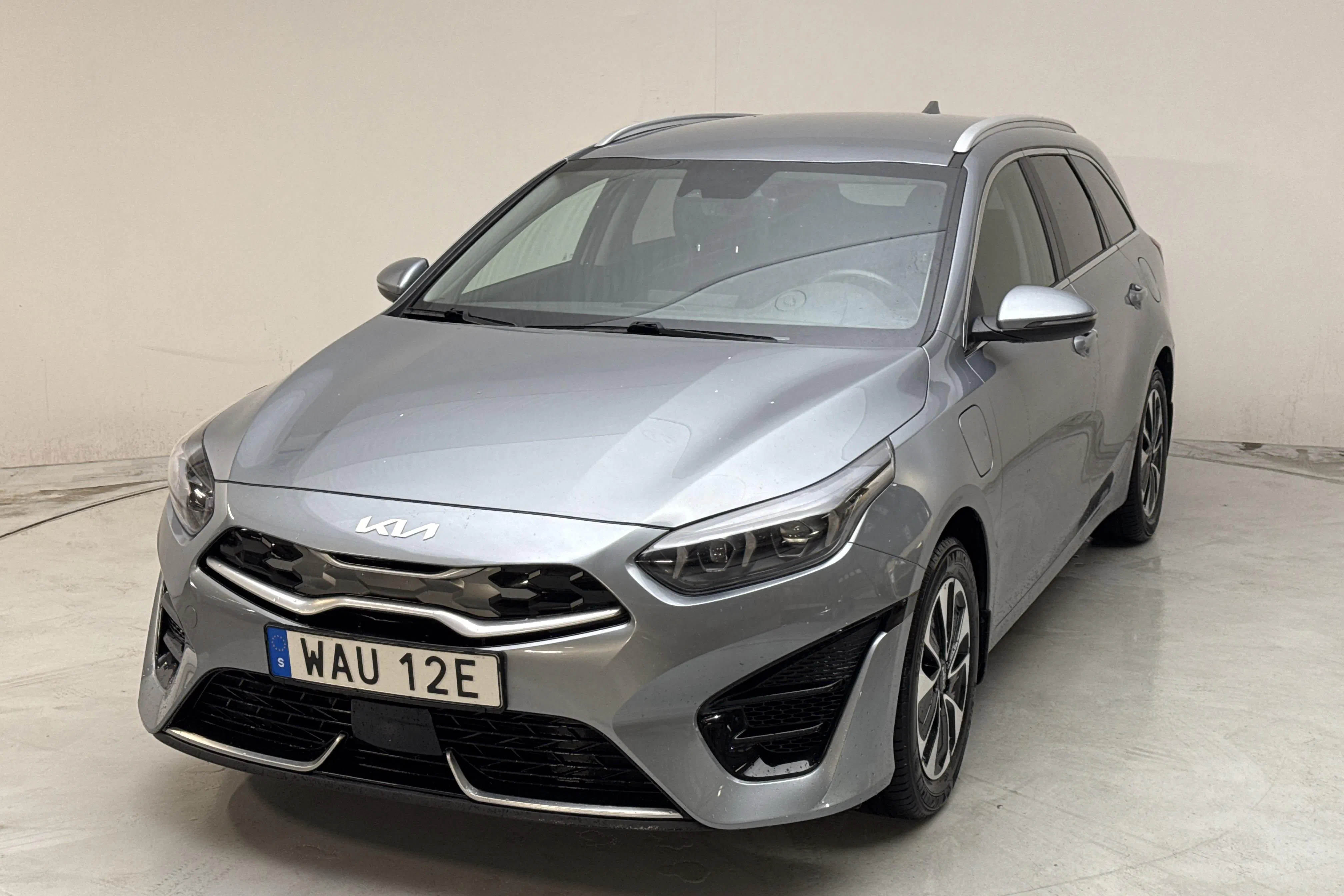 Presentationsfoto 1 av 17: KIA Ceed 1.6 Plug-in Hybrid SW (141hk) - 5 957 mil - Automat - grå - 2024