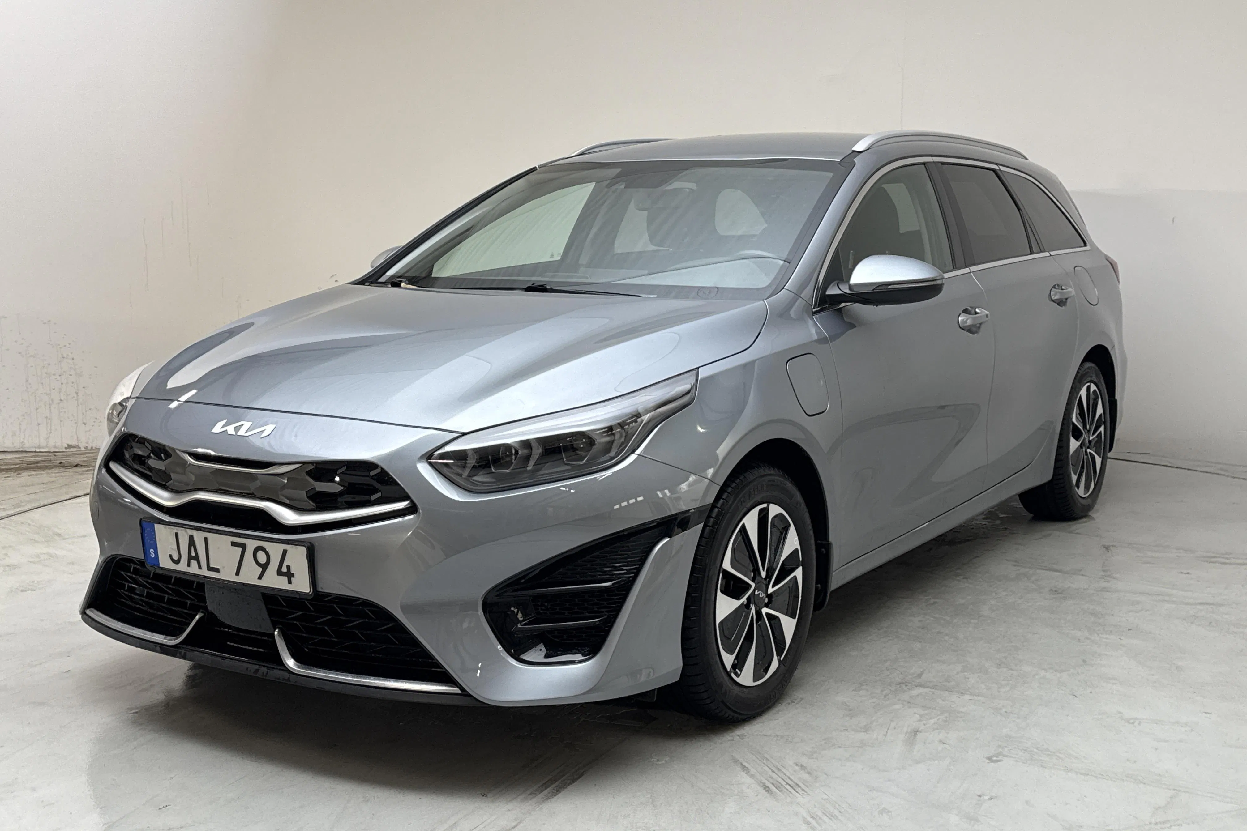 Presentation photo 1 of 16: KIA Ceed 1.6 Plug-in Hybrid SW (141hk) - 23 510 km - Automatic - gray - 2024