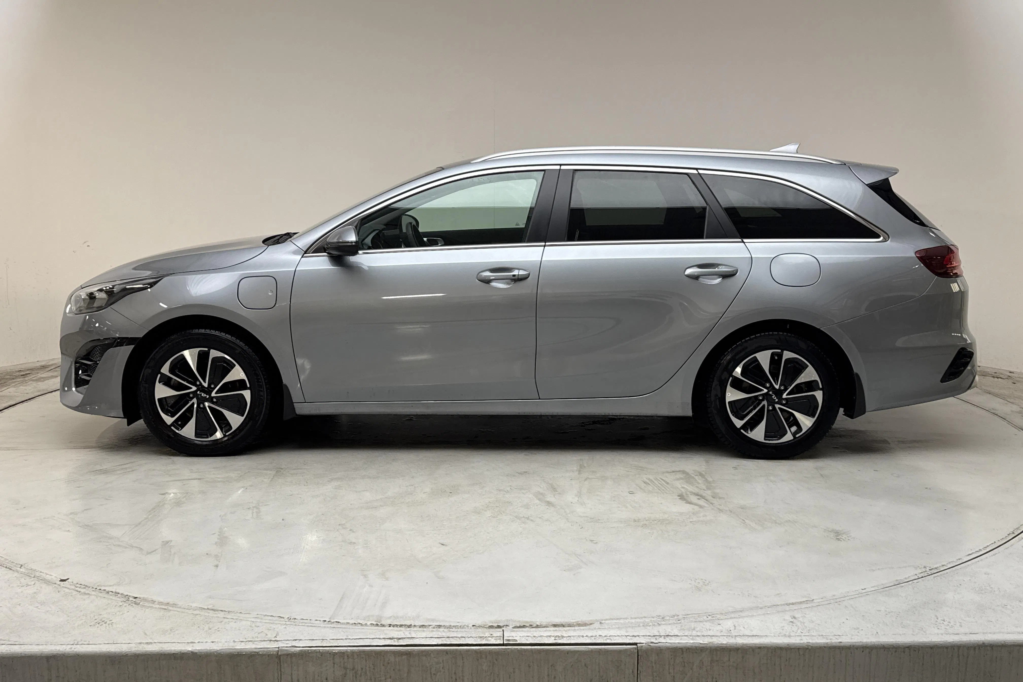 Presentation photo 2 of 16: KIA Ceed 1.6 Plug-in Hybrid SW (141hk) - 23 510 km - Automatic - gray - 2024