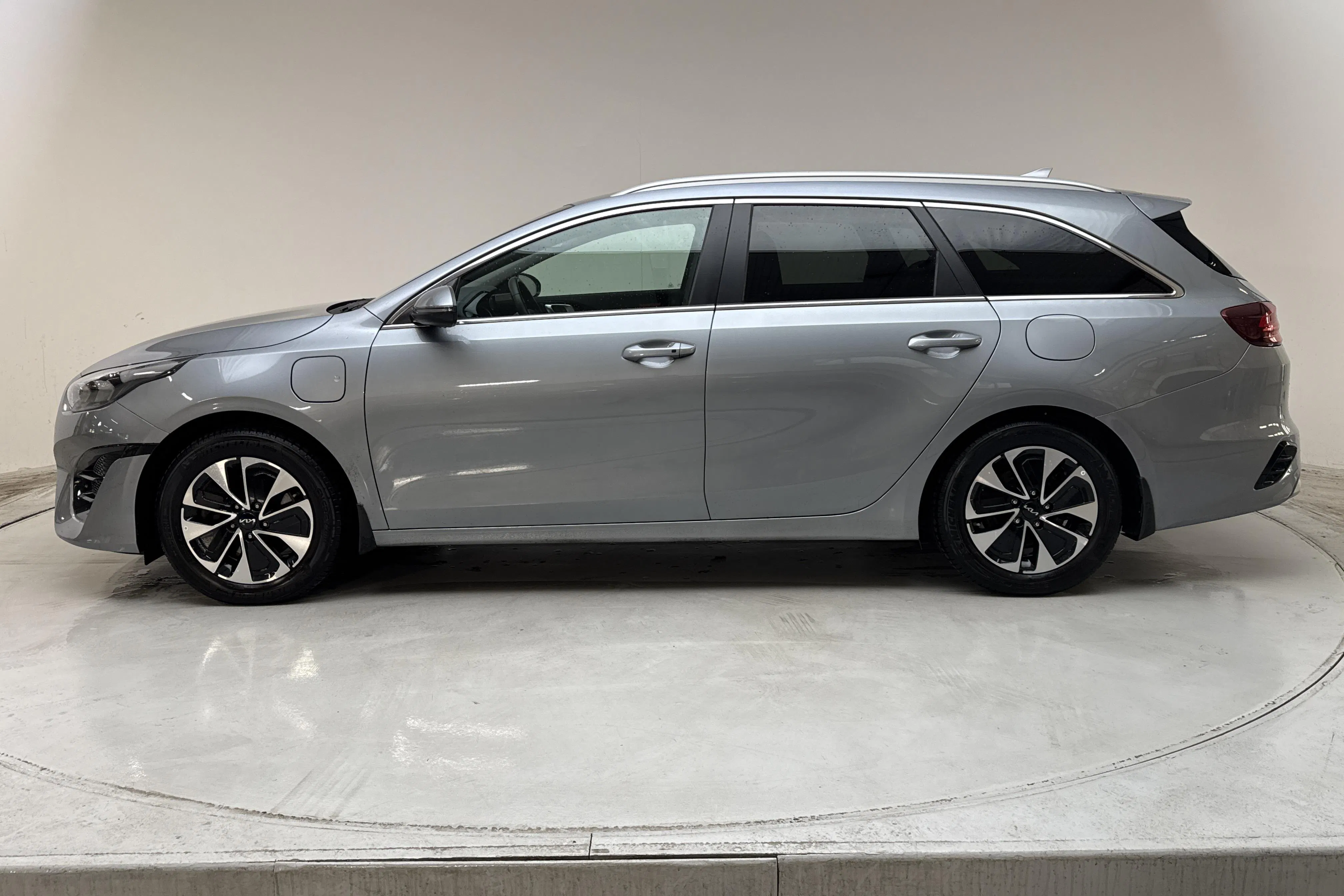 Presentation photo 2 of 18: KIA Ceed 1.6 Plug-in Hybrid SW (141hk) - 105 300 km - Automatic - gray - 2024