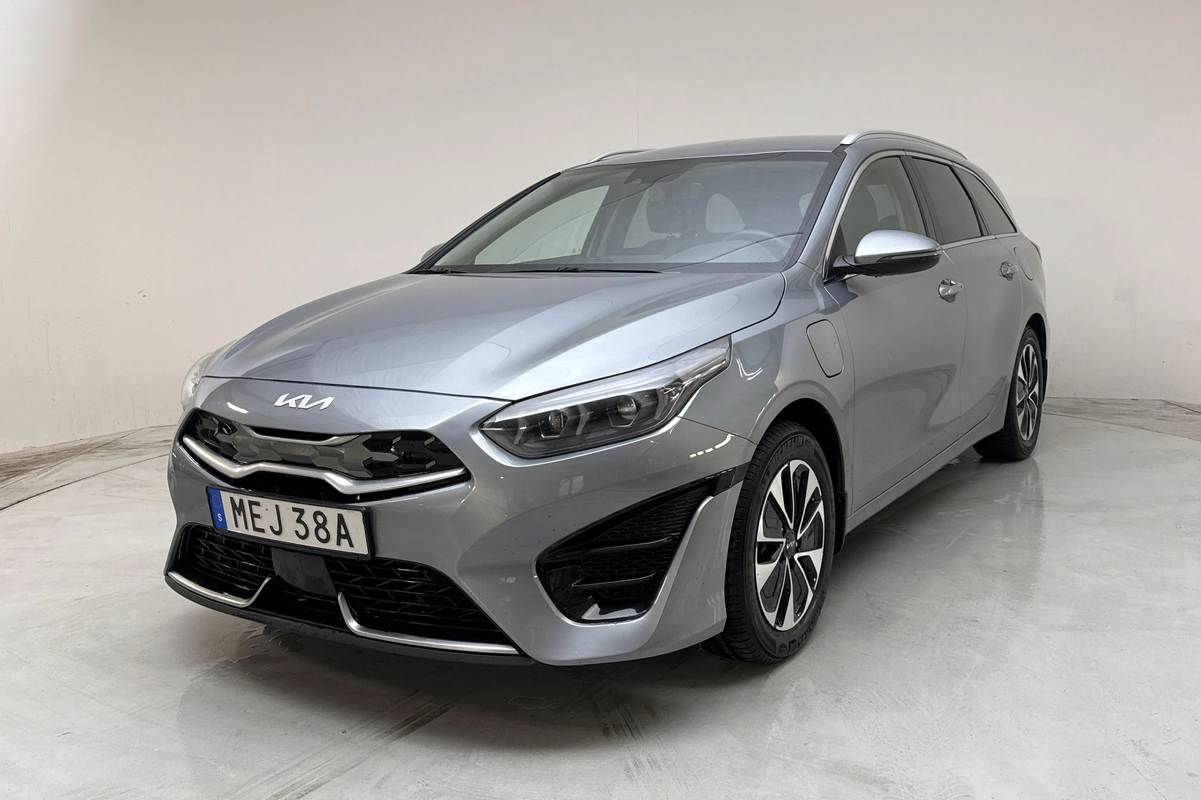 Presentation photo 1 of 18: KIA Ceed 1.6 Plug-in Hybrid SW (141hk) - 105 300 km - Automatic - gray - 2024