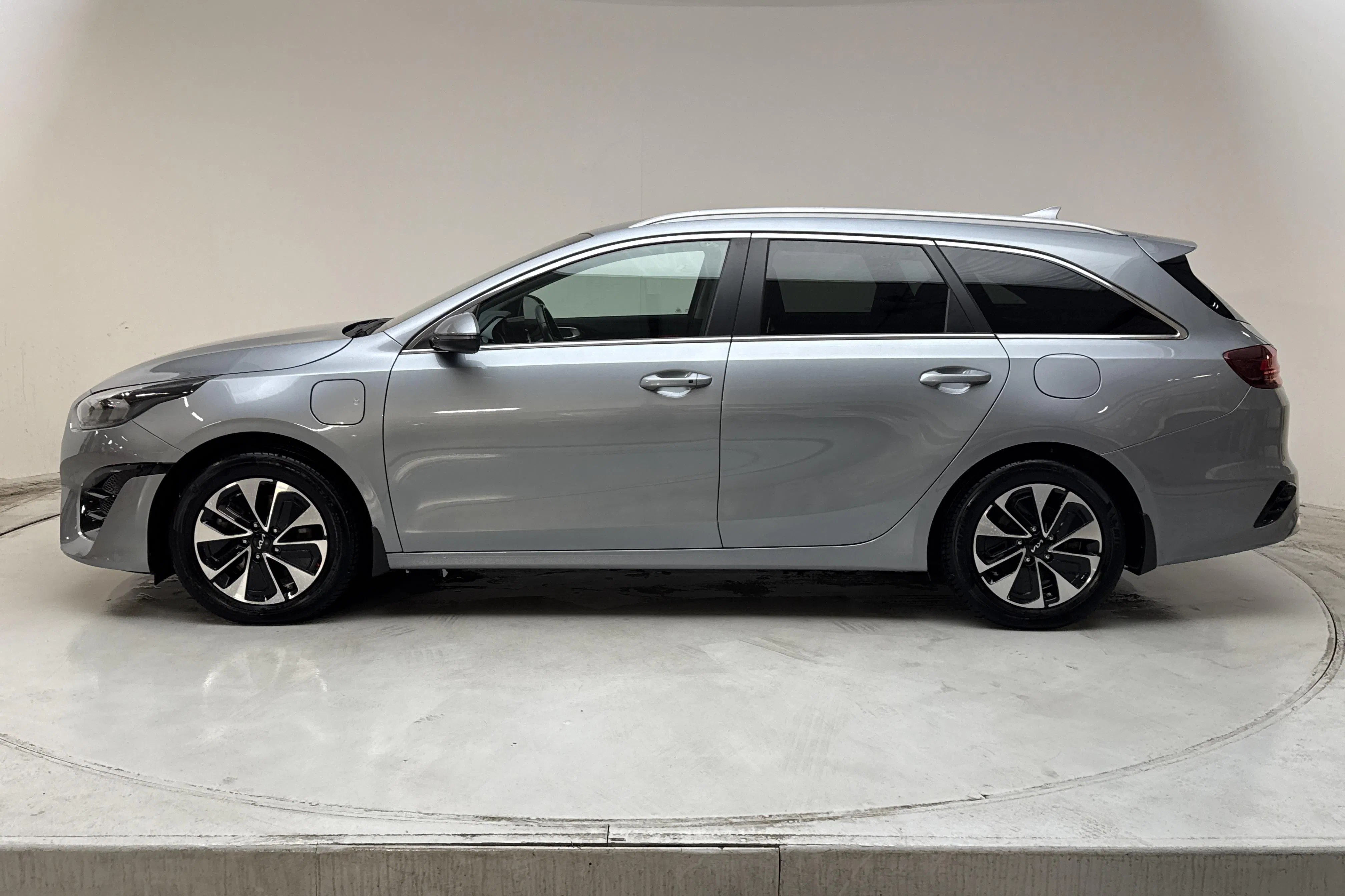 Presentation photo 2 of 17: KIA Ceed 1.6 Plug-in Hybrid SW (141hk) - 51 090 km - Automatic - gray - 2024