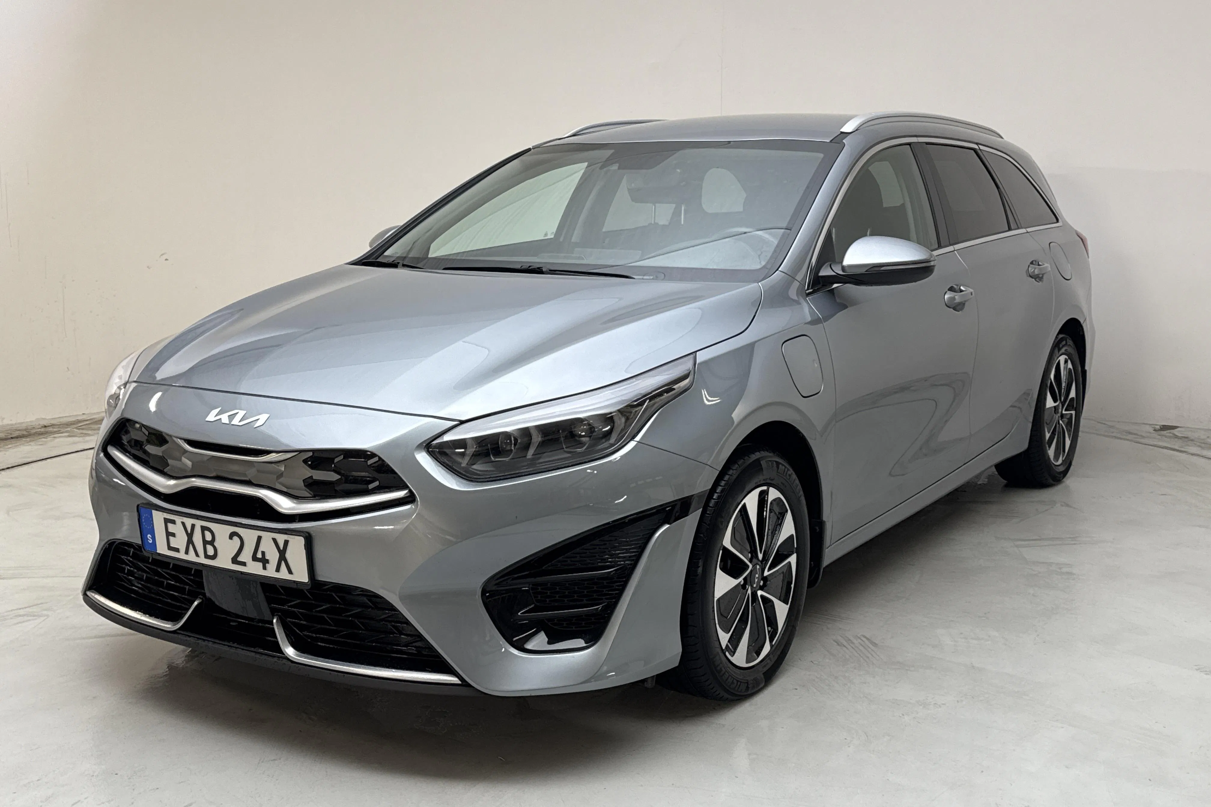 Presentation photo 1 of 17: KIA Ceed 1.6 Plug-in Hybrid SW (141hk) - 51 090 km - Automatic - gray - 2024