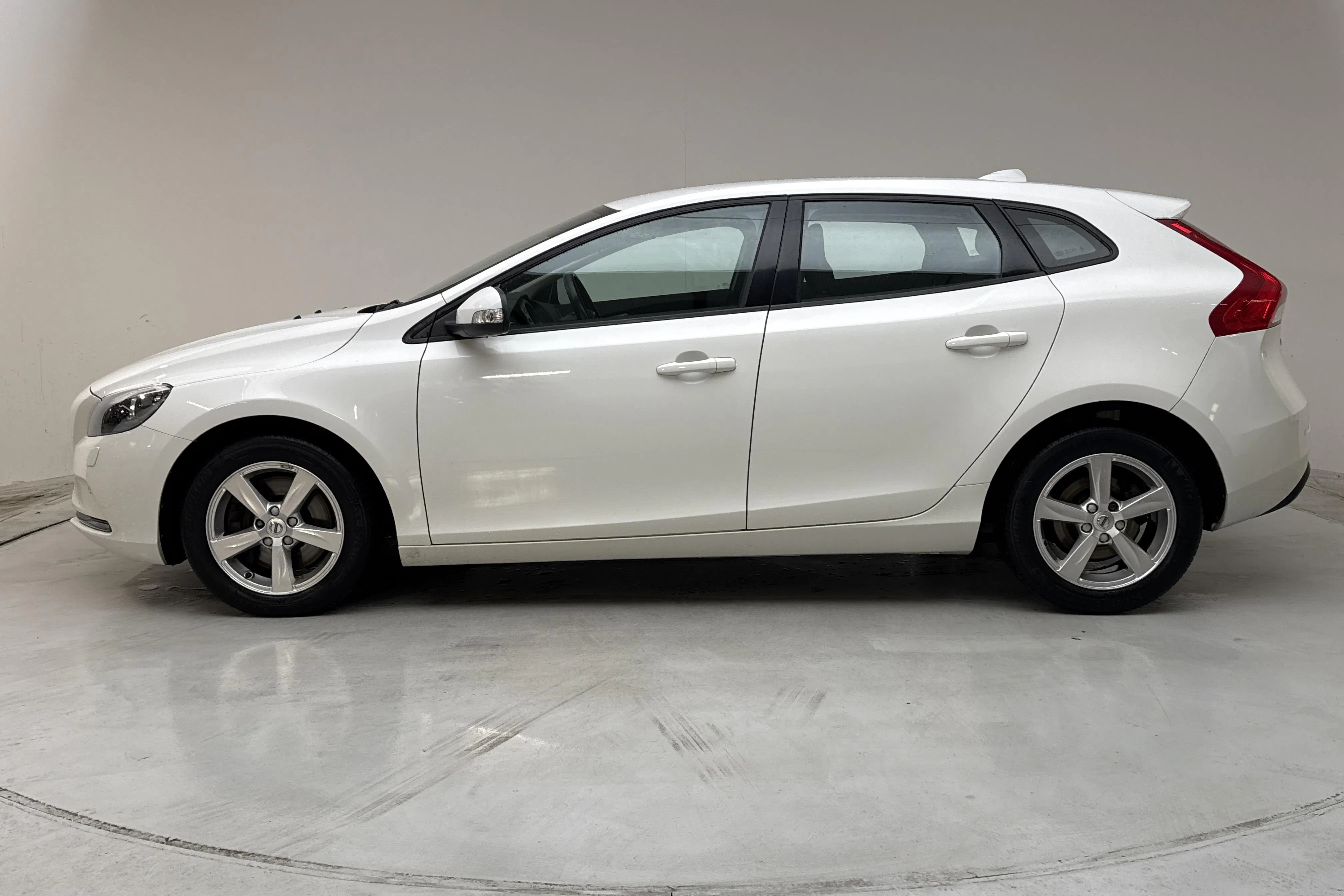 Presentationsfoto 2 av 13: Volvo V40 T2 (122hk) - 9 941 mil - Automat - vit - 2017
