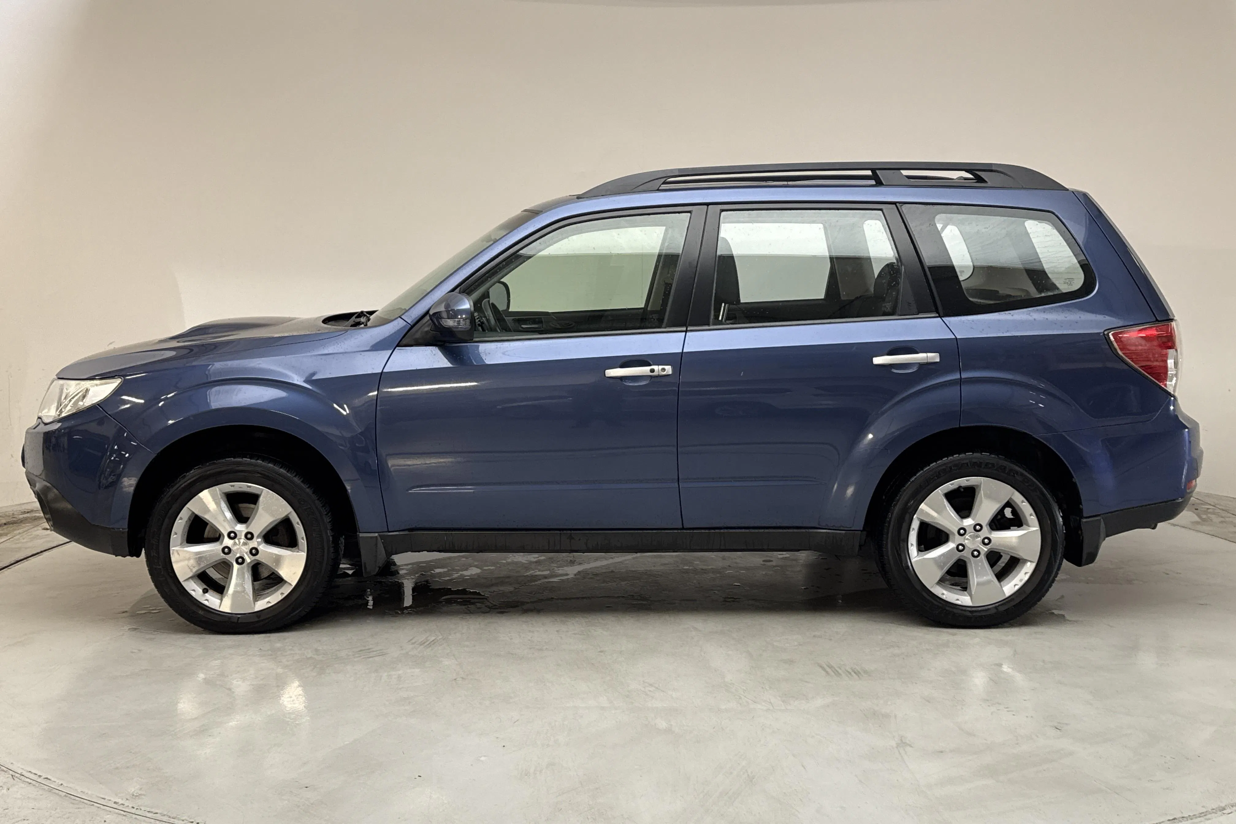 Presentationsfoto 2 av 14: Subaru Forester 2.0D (147hk) - 8 532 mil - Manuell - Mörkblå - 2011
