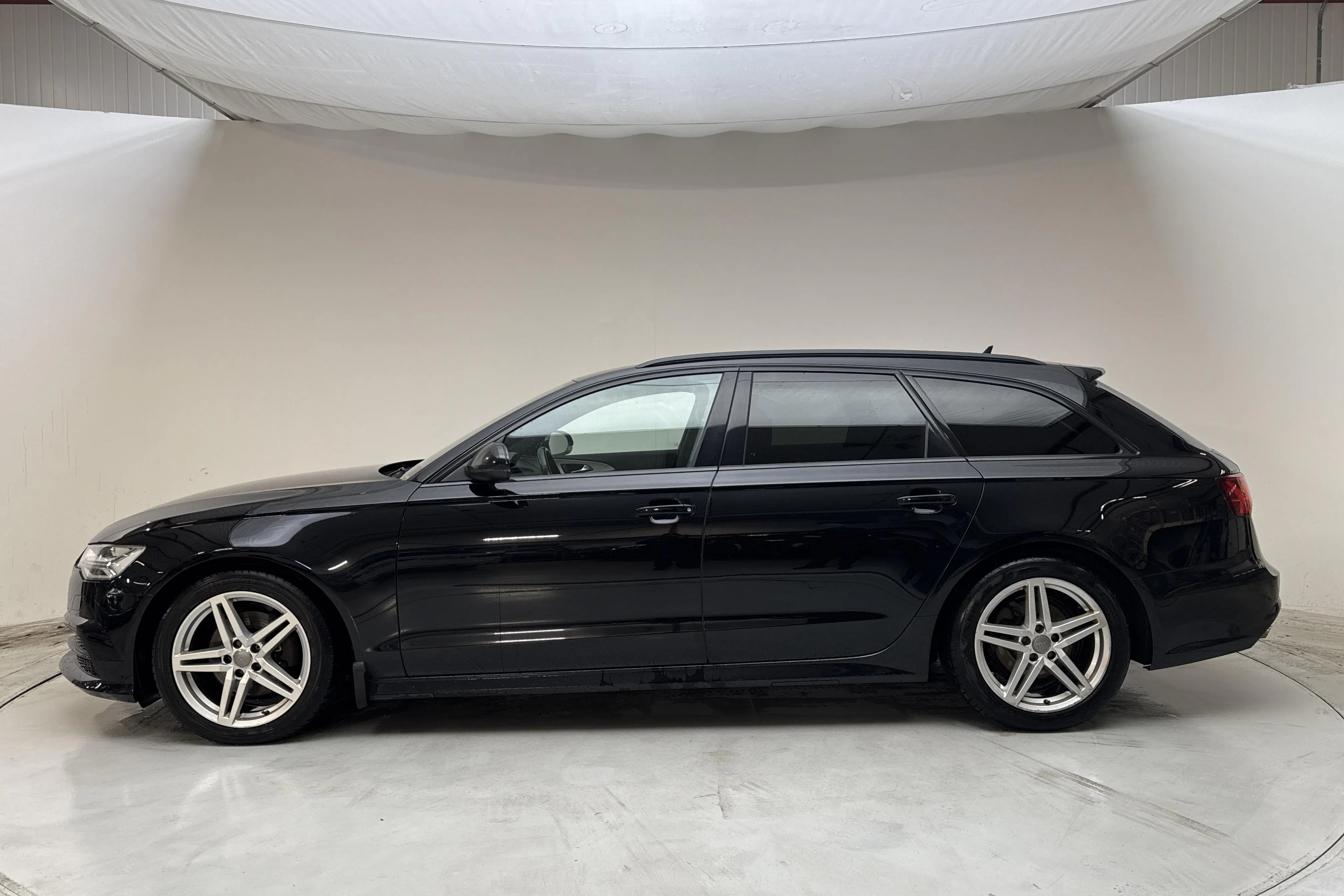 Presentationsfoto 2 av 14: Audi A6 2.0 TDI Avant quattro (190hk) - 26 882 mil - Automat - svart - 2018