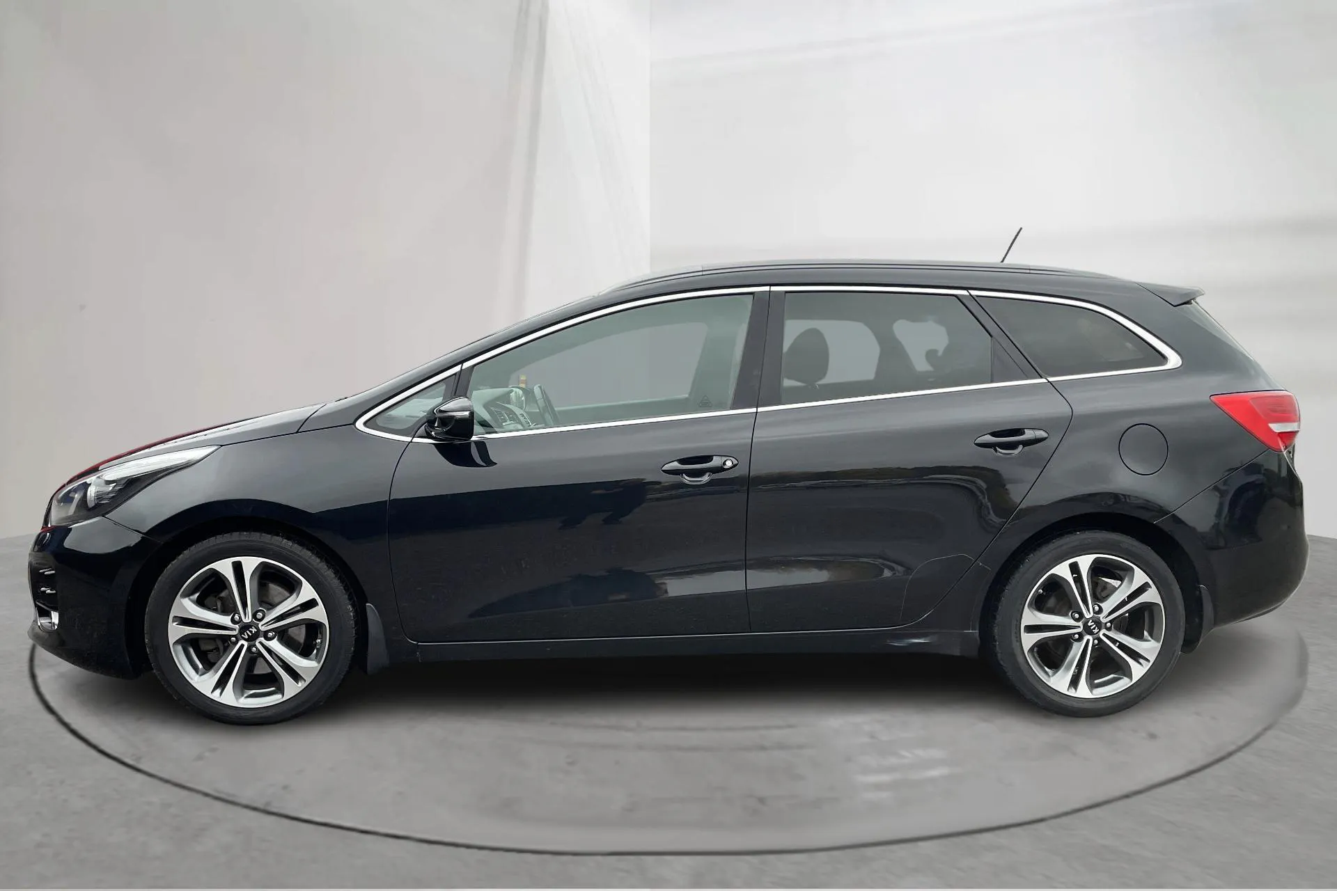 Presentation photo 2 of 19: KIA Cee'd 1.6 CRDi SW (136hk) - 114 480 km - Automatic - black - 2016