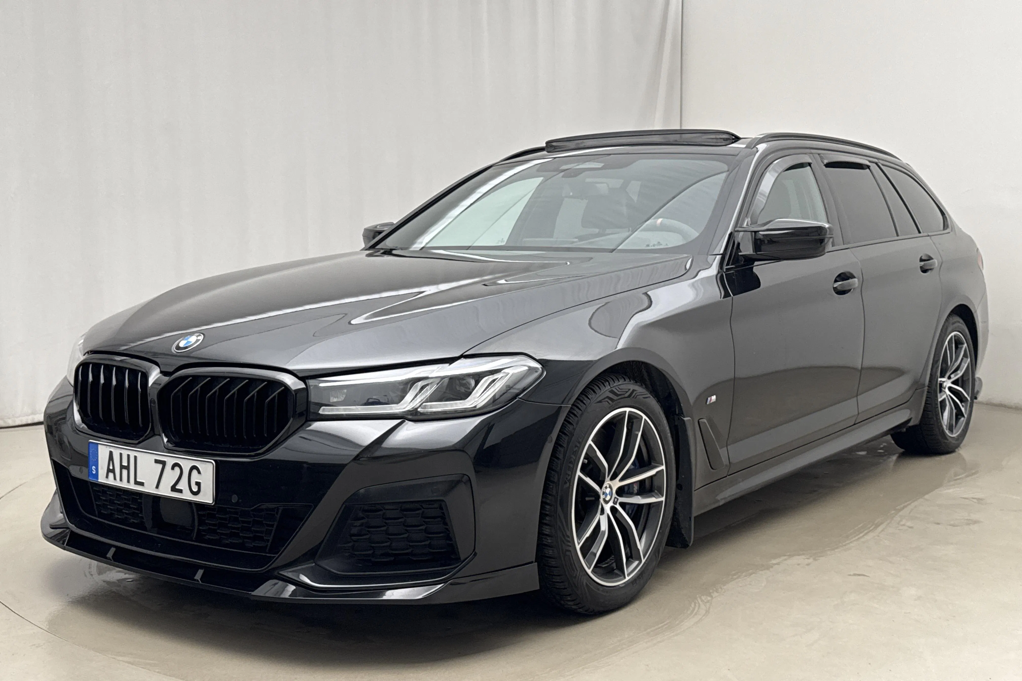 Presentationsfoto 1 av 24: BMW 530d Touring, G31 (286hk) - 16 075 mil - Automat - svart - 2021