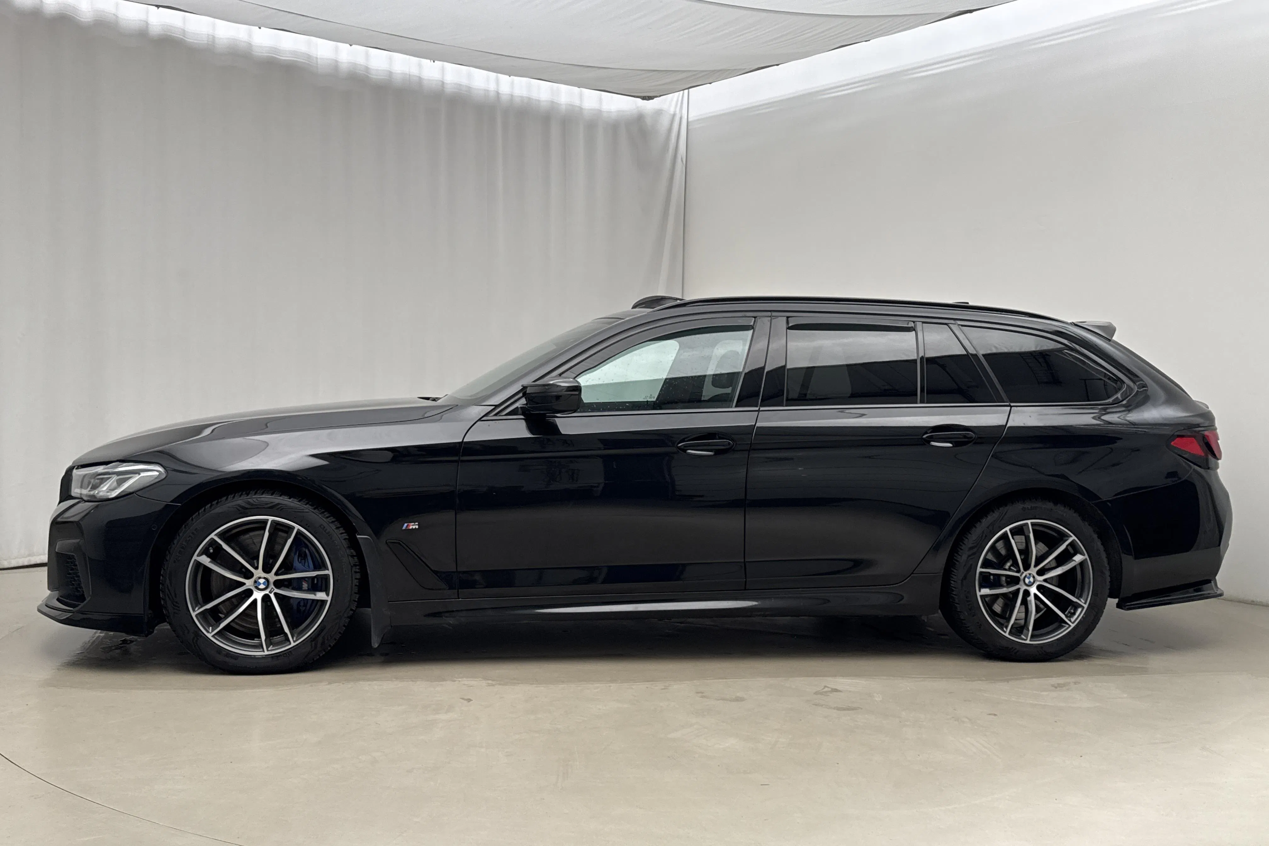 Presentationsfoto 2 av 24: BMW 530d Touring, G31 (286hk) - 16 075 mil - Automat - svart - 2021
