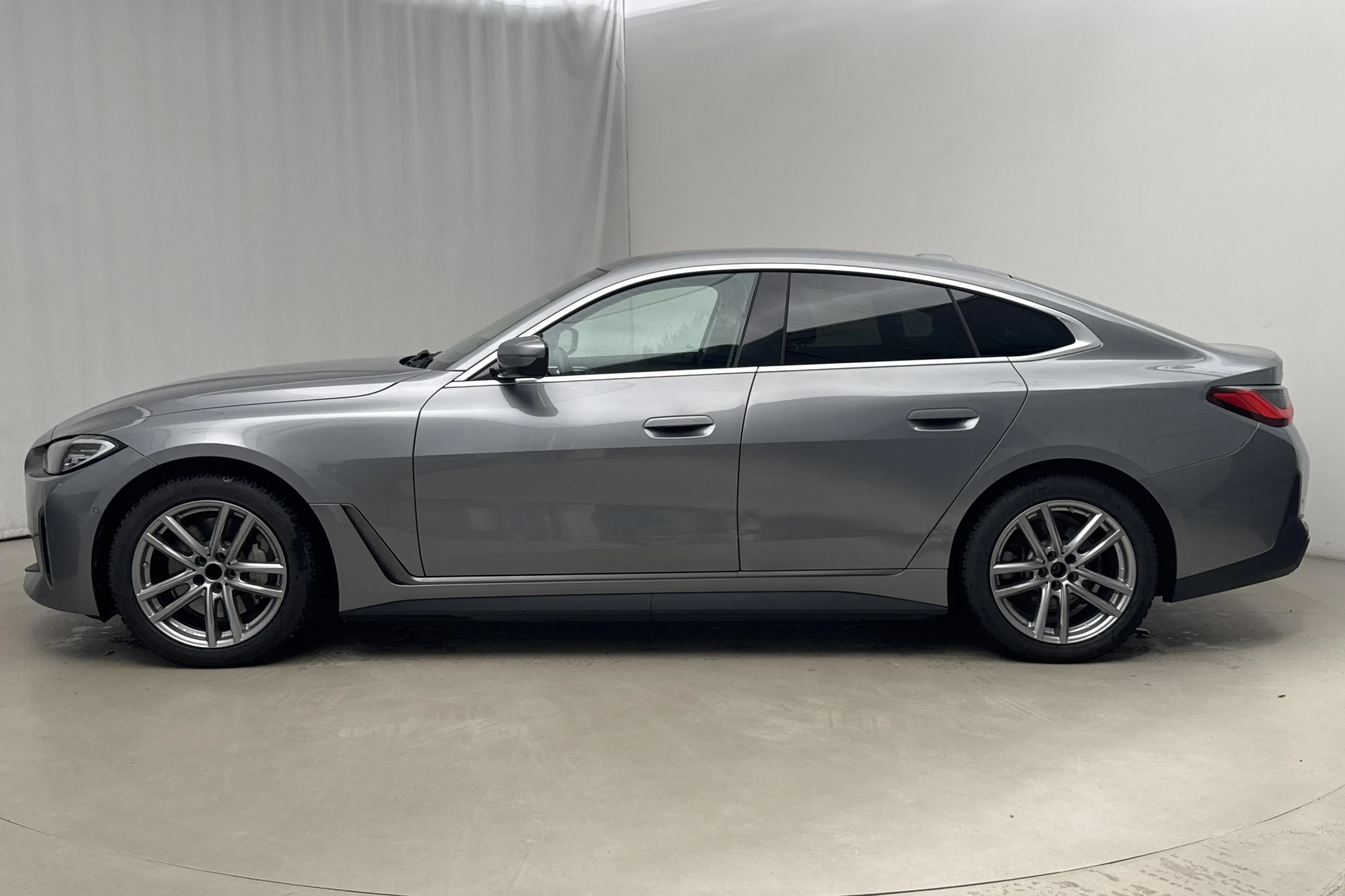 Presentationsfoto 2 av 20: BMW i4 eDrive40, G26 (340hk) - 10 999 mil - Automat - grå - 2024