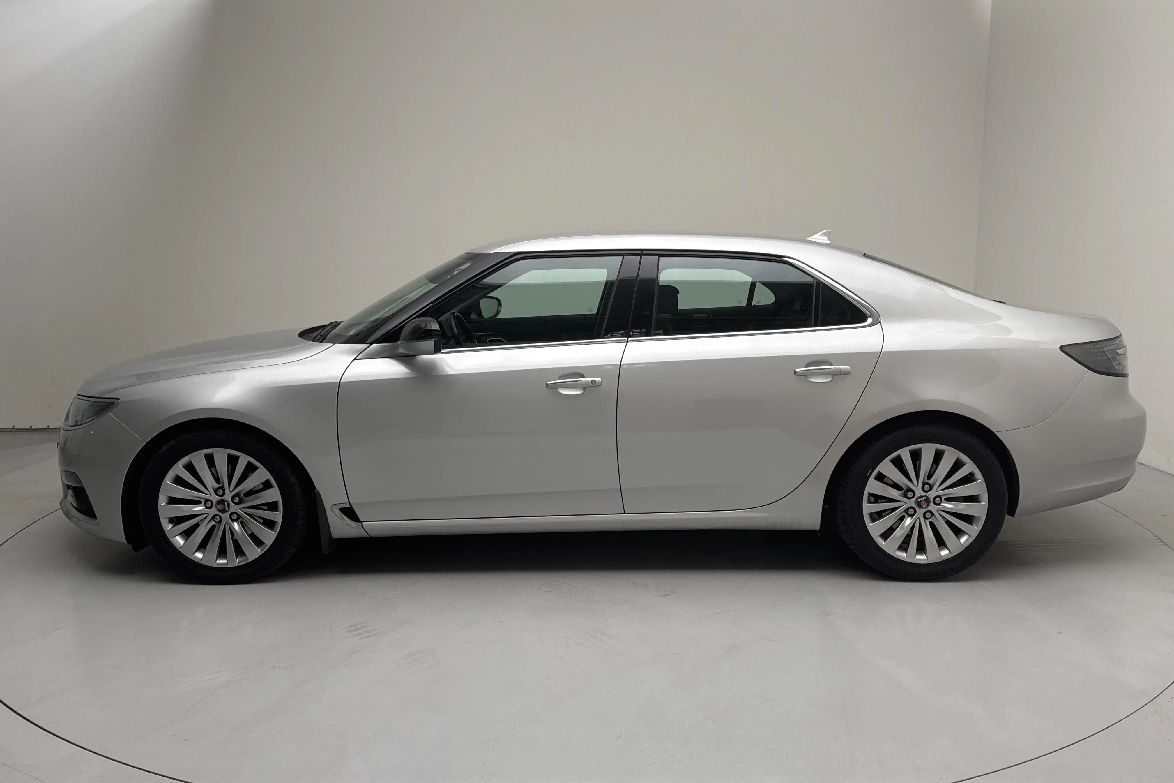 Presentationsfoto 2 av 13: Saab 9-5 2.0 Turbo4 BioPower XWD (220hk) - 13 614 mil - Automat - grå - 2011
