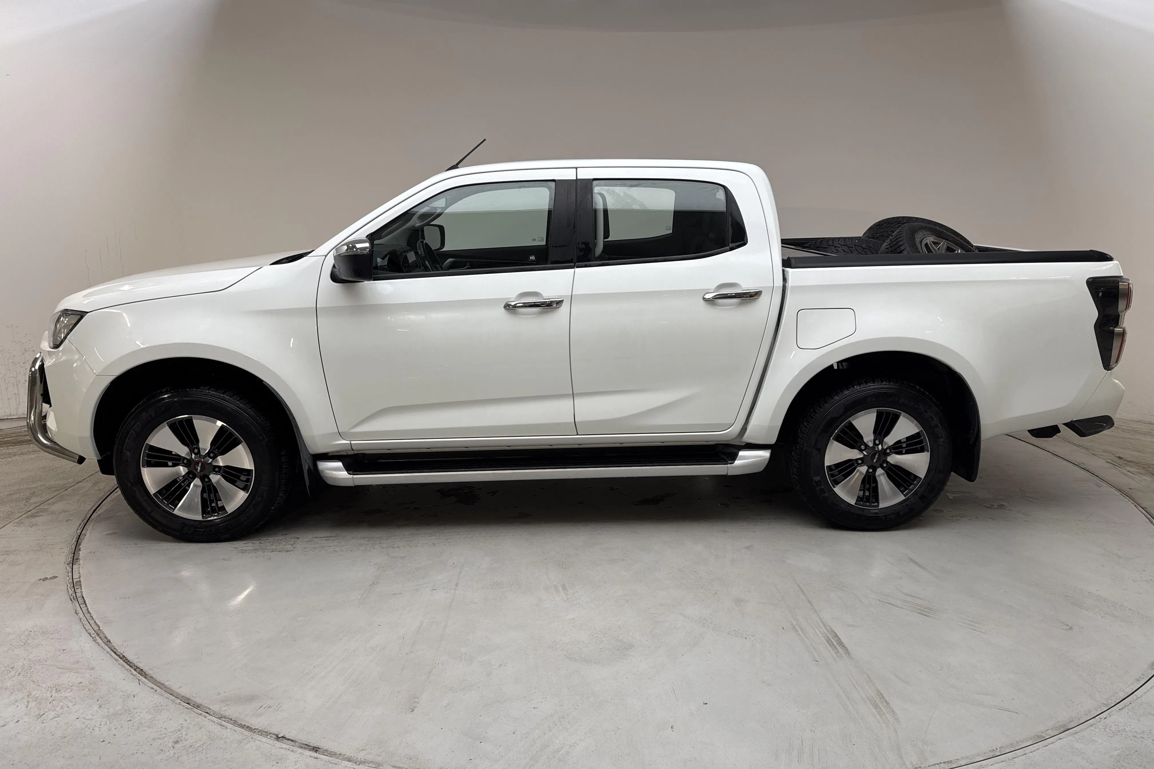 Presentationsfoto 2 av 13: Isuzu D-MAX 1.9 DDI 4WD (164hk) - 10 371 mil - Automat - vit - 2021