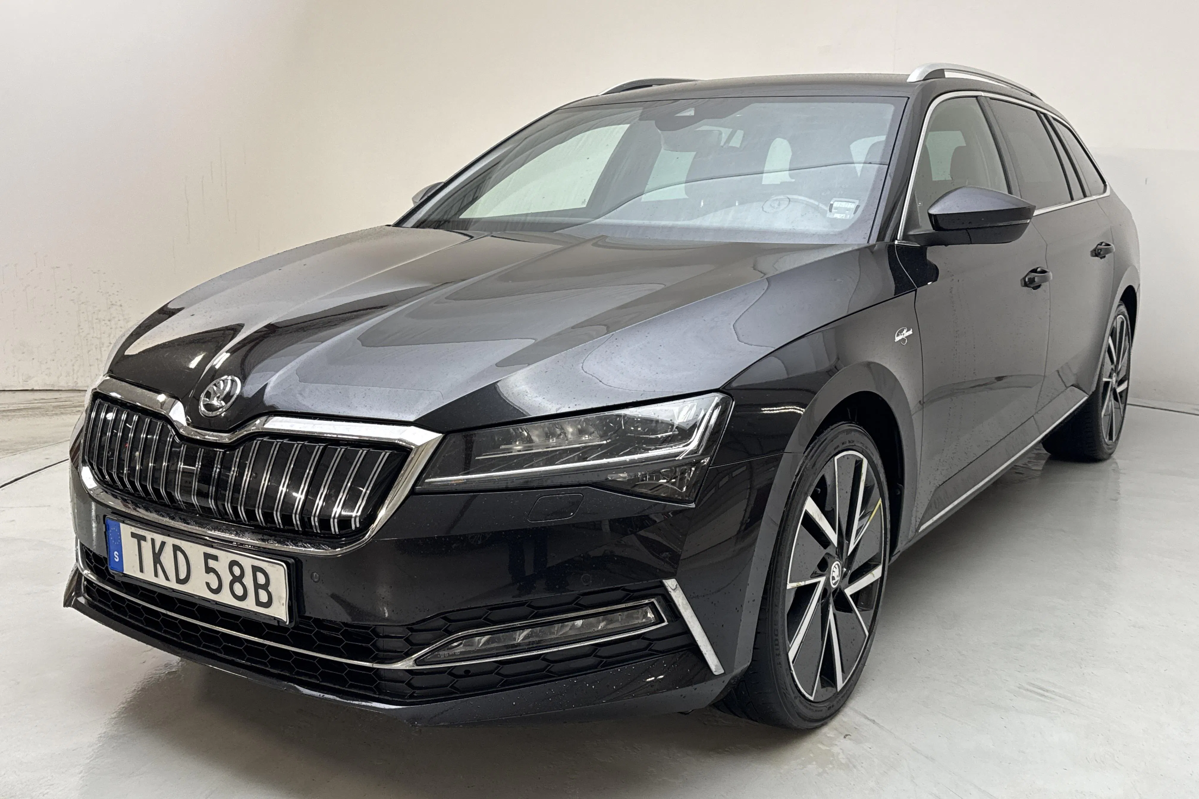 Presentationsfoto 1 av 15: Skoda Superb 1.4 TSI PHEV Kombi (218hk) - 10 572 mil - Automat - svart - 2021