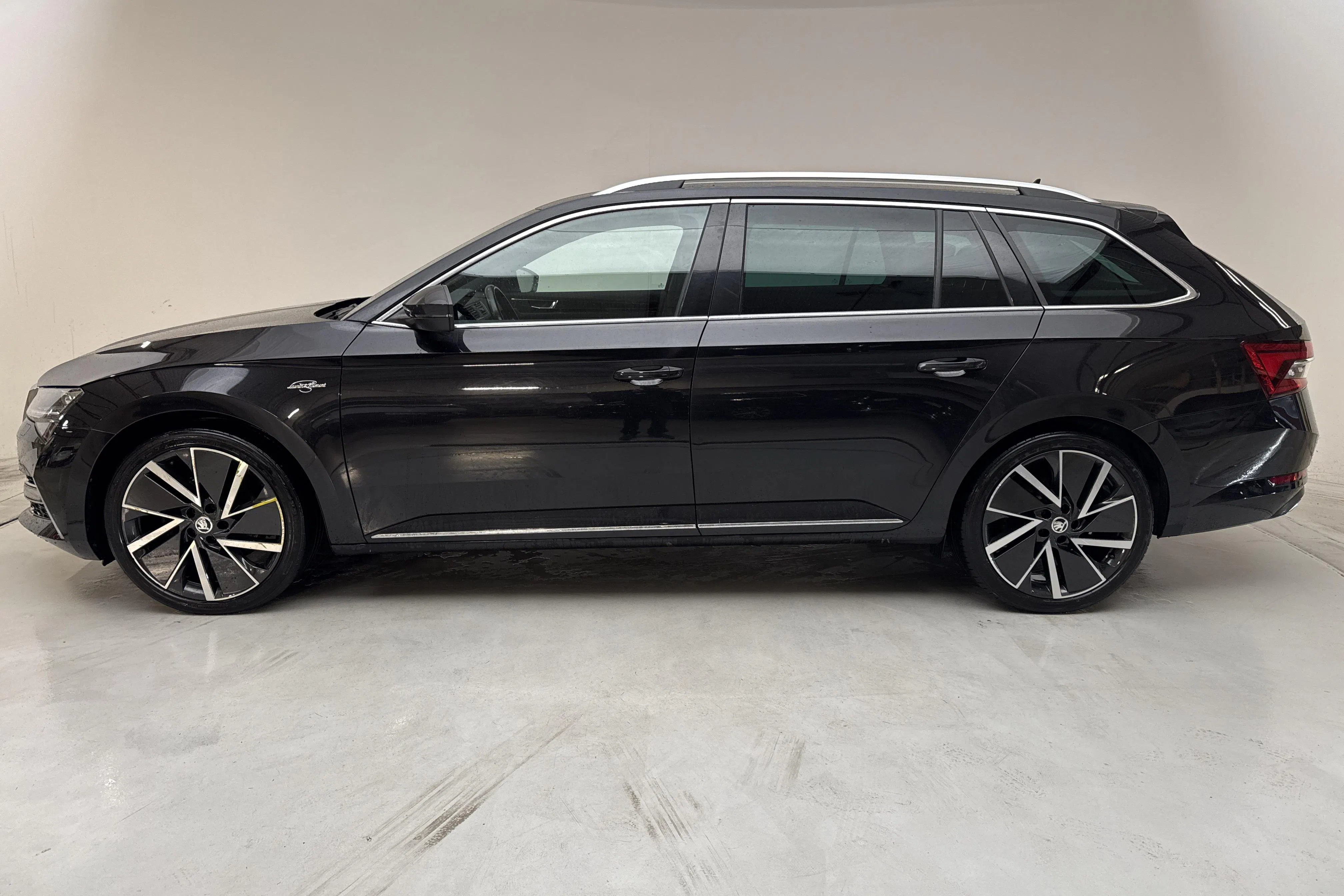 Presentationsfoto 2 av 15: Skoda Superb 1.4 TSI PHEV Kombi (218hk) - 10 572 mil - Automat - svart - 2021
