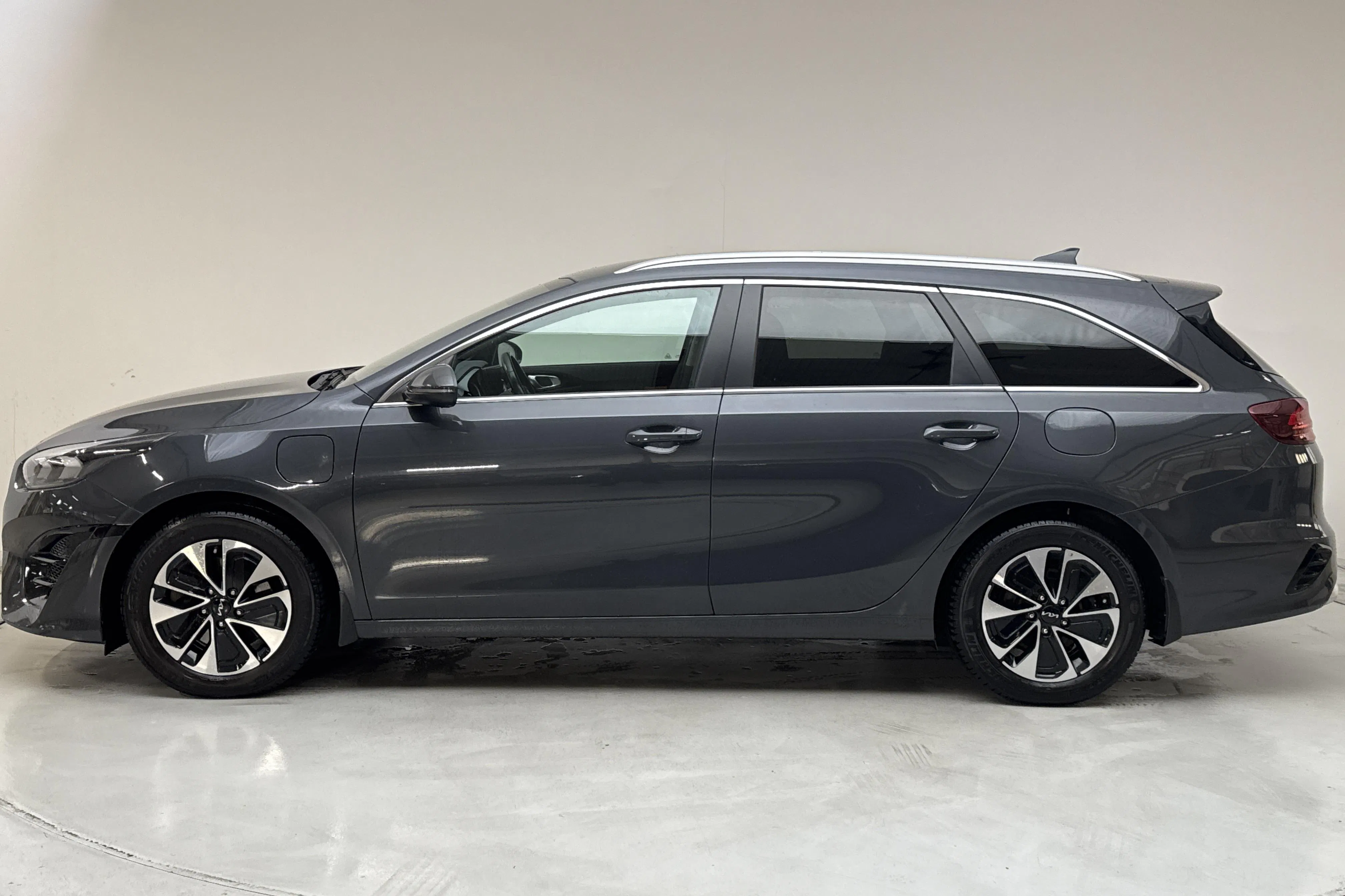 Presentationsfoto 2 av 16: KIA Ceed 1.6 Plug-in Hybrid SW (141hk) - 10 226 mil - Automat - grå - 2022