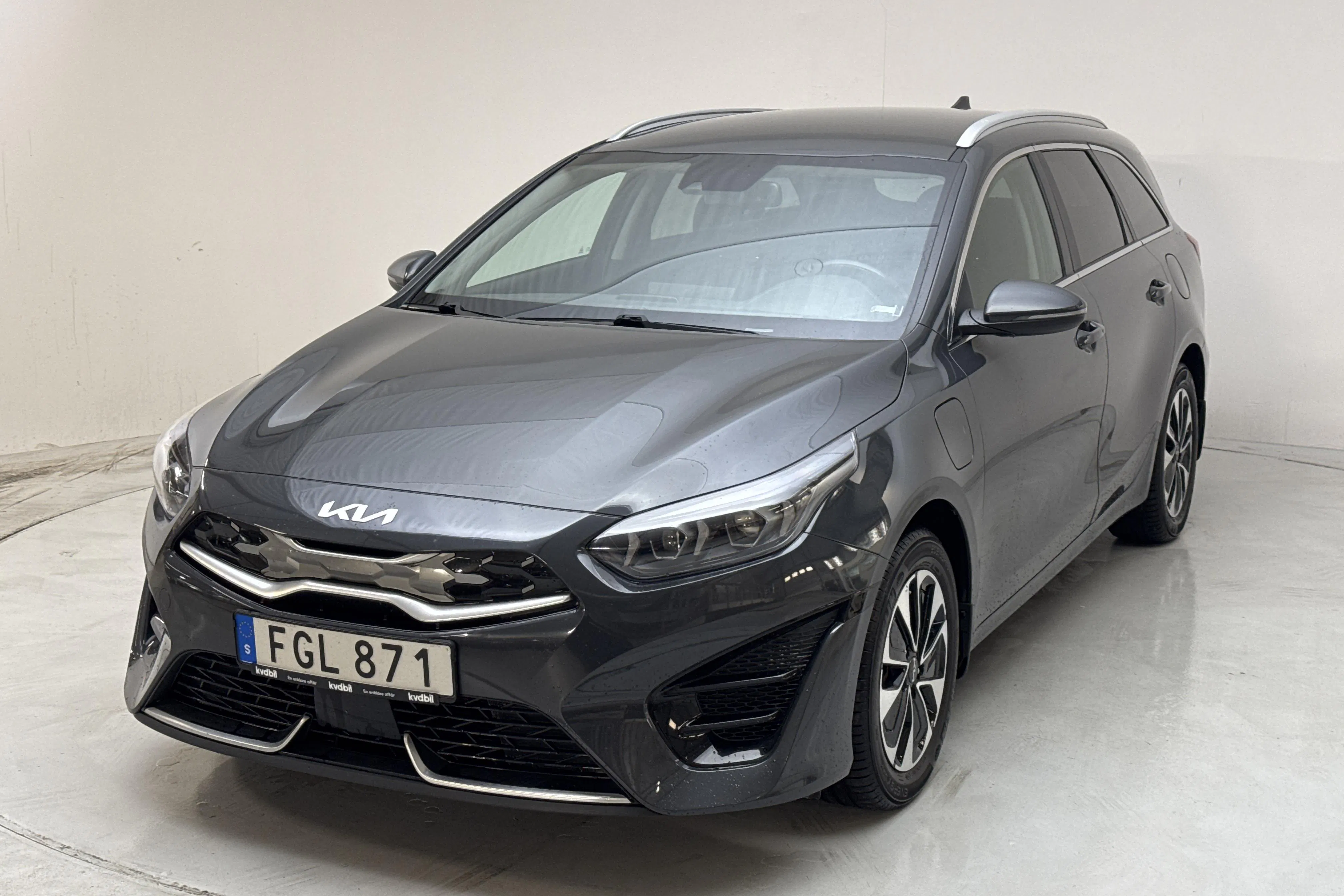 Presentationsfoto 1 av 16: KIA Ceed 1.6 Plug-in Hybrid SW (141hk) - 10 226 mil - Automat - grå - 2022
