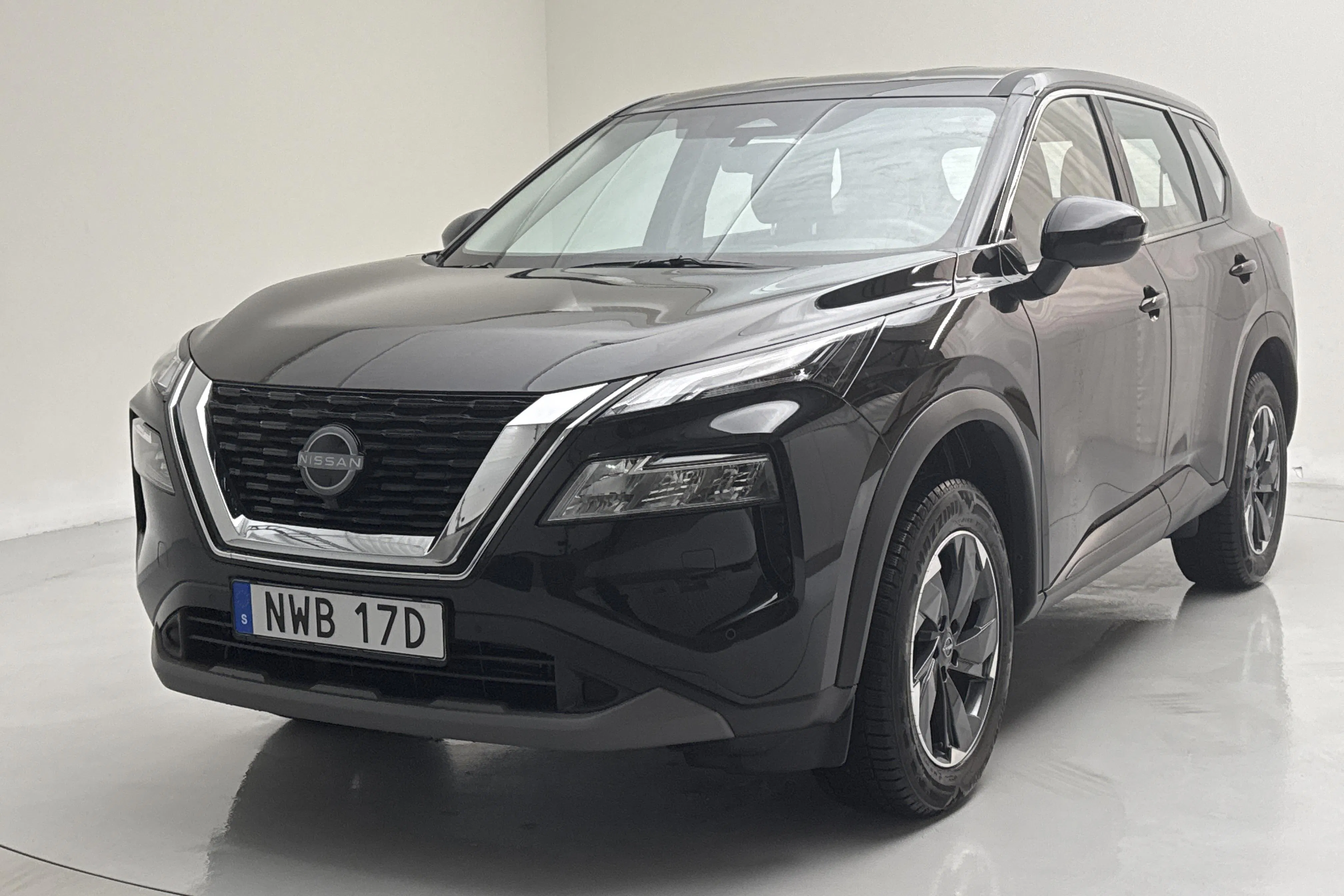 Presentationsfoto 1 av 14: Nissan X-Trail MHEV (160hk) - 321 mil - Automat - svart - 2026