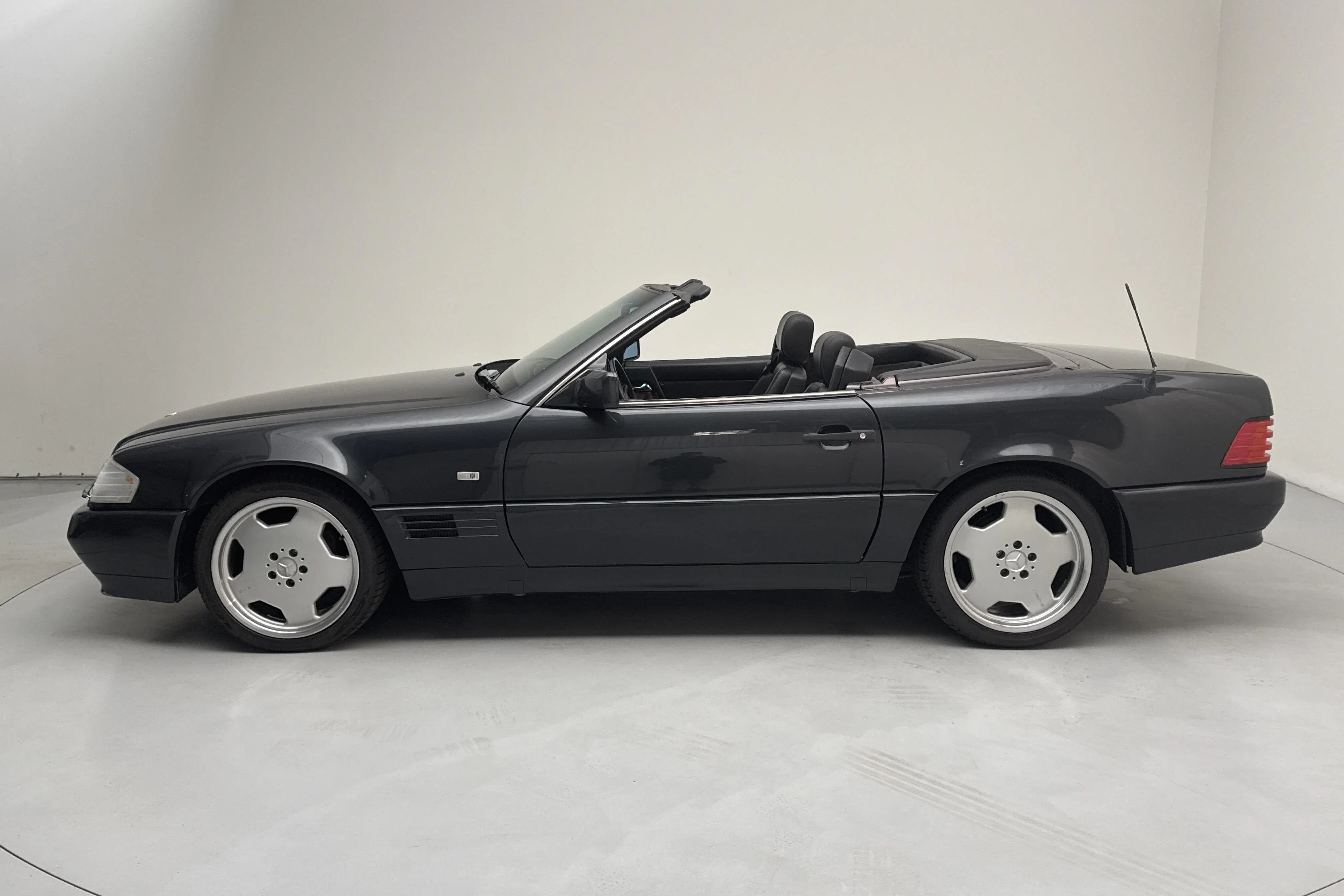 Presentation photo 2 of 16: Mercedes SL 300 24 R129 (231hk) - 195 480 km - Automatic - dark grey - 1990