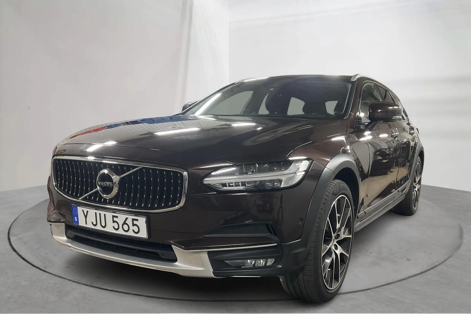 Presentation photo 1 of 22: Volvo V90 D5 Cross Country AWD (235hk) - 250 410 km - Automatic - dark brown - 2017