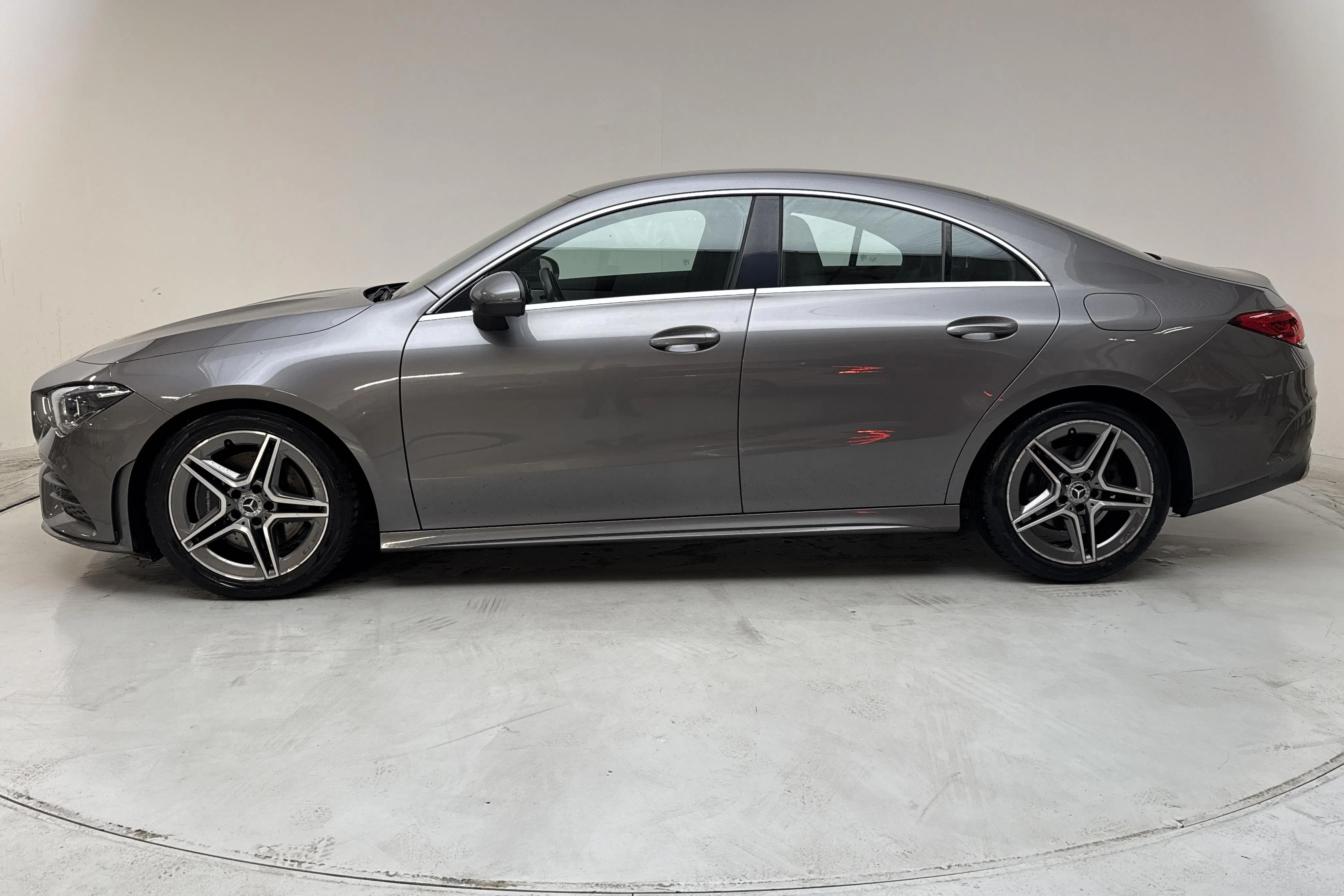 Presentationsfoto 2 av 14: Mercedes CLA 200 Coupé C118 (163hk) - 10 803 mil - Automat - Mörkgrå - 2019
