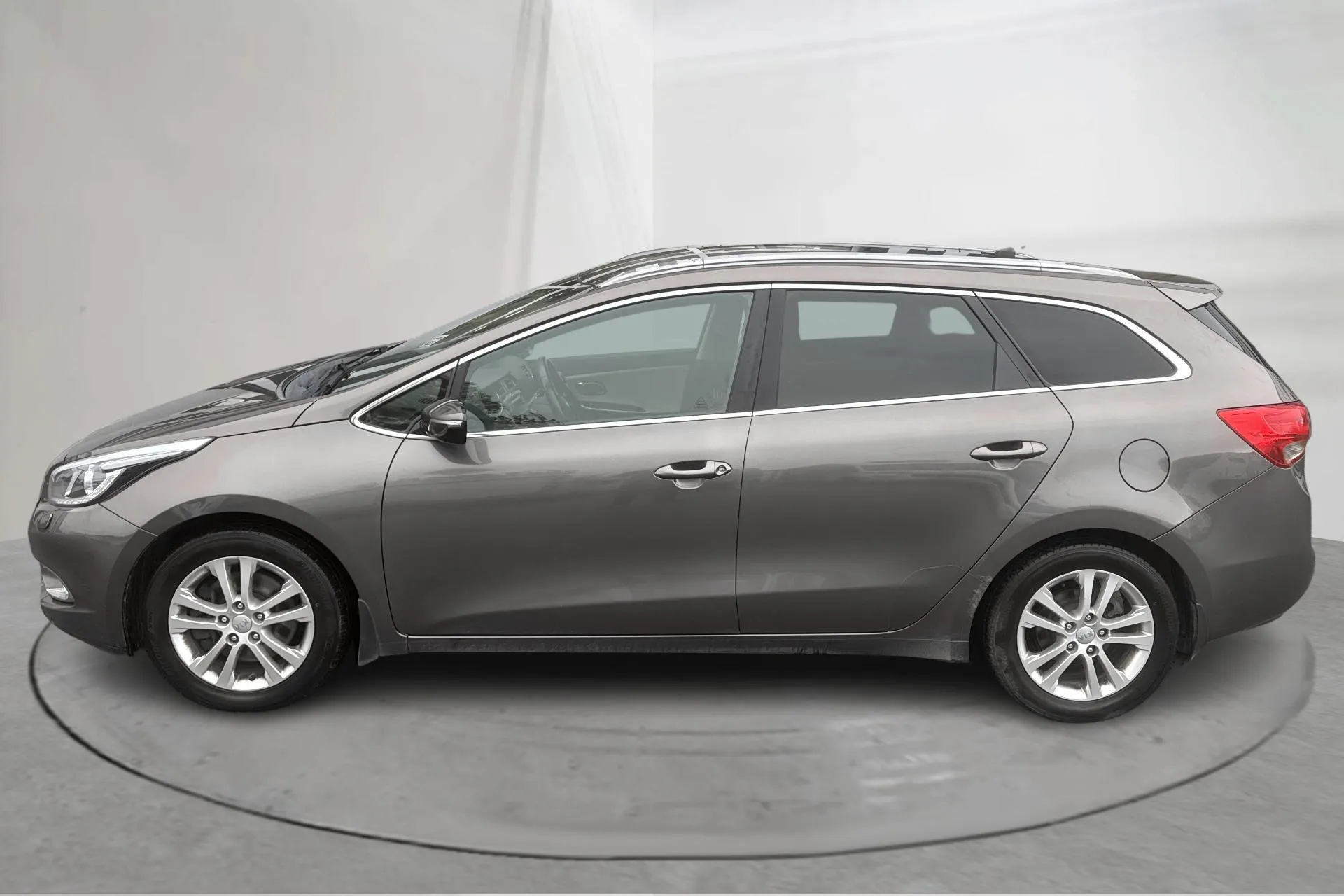 Presentationsfoto 2 av 12: KIA Cee'd 1.6 CRDi SW (128hk) - 22 902 mil - Manuell - Ljusbrun - 2014
