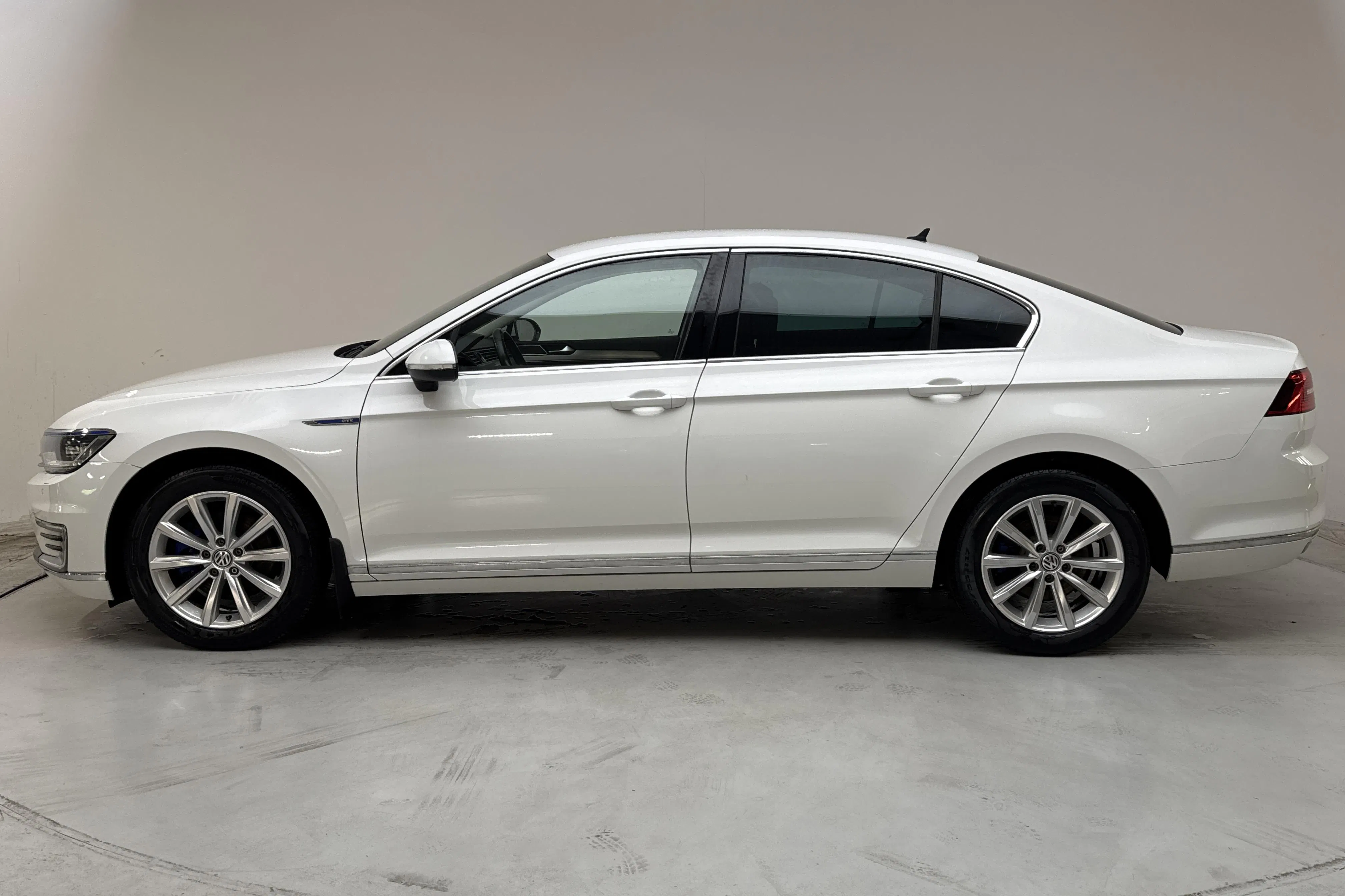 Presentation photo 2 of 16: VW Passat 1.4 Plug-in-Hybrid (218hk) - 136 470 km - Automatic - white - 2018