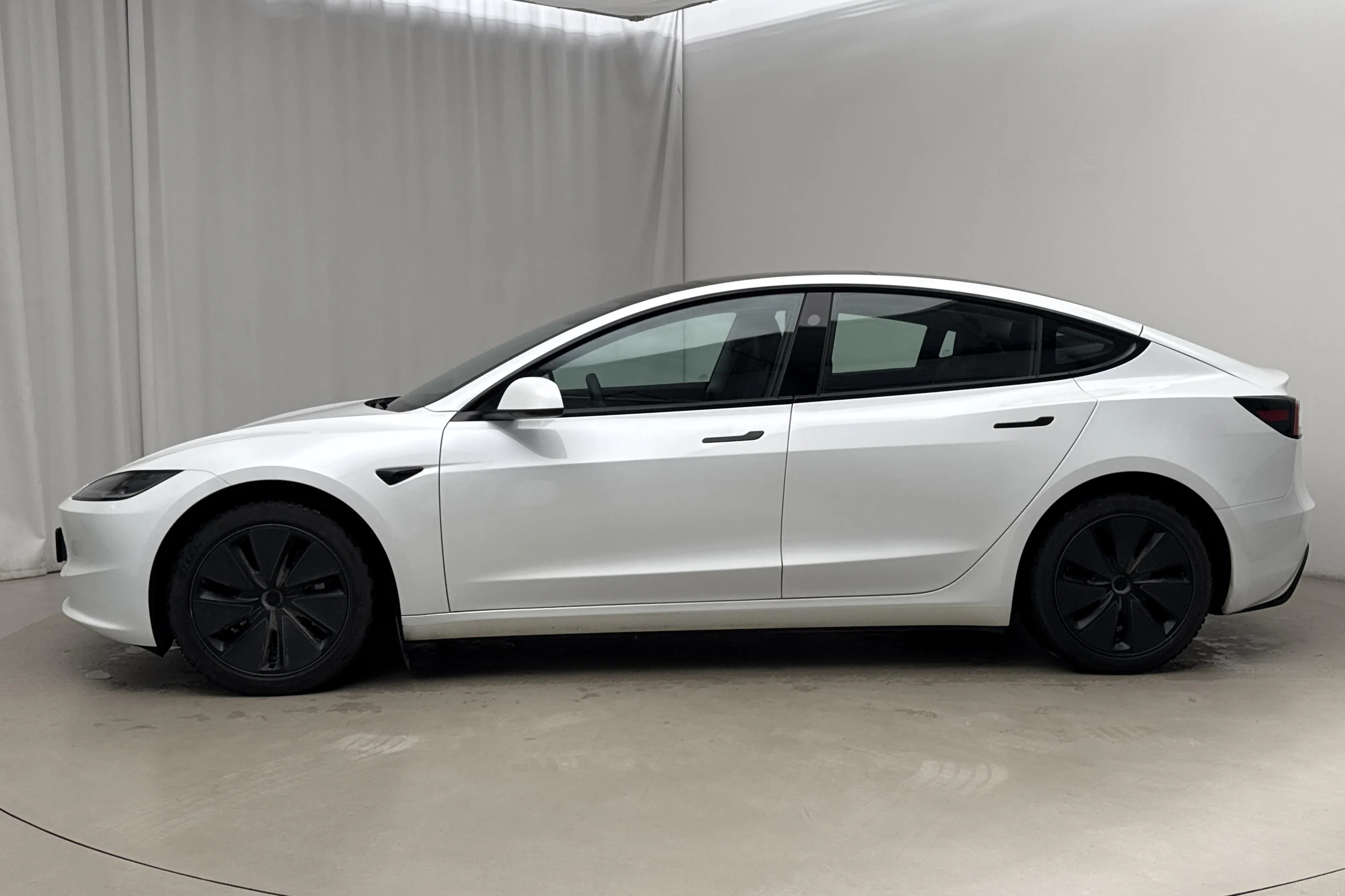 Presentationsfoto 2 av 19: Tesla Model 3 Long Range Dual Motor AWD - 7 800 mil - Automat - vit - 2024