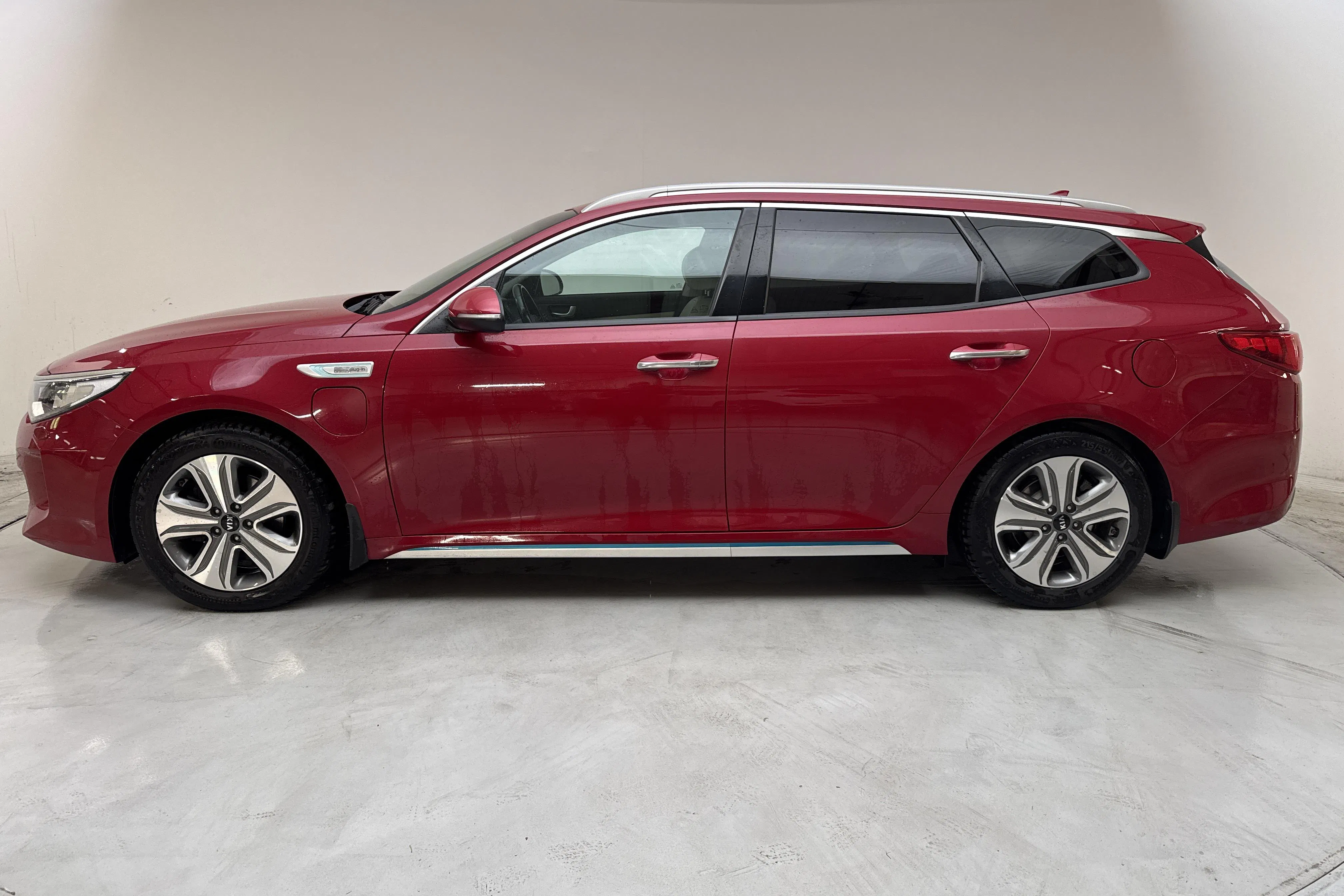Presentationsfoto 2 av 16: KIA Optima 2.0 GDi Plug-in Hybrid SW (205hk) - 13 606 mil - Automat - röd - 2018