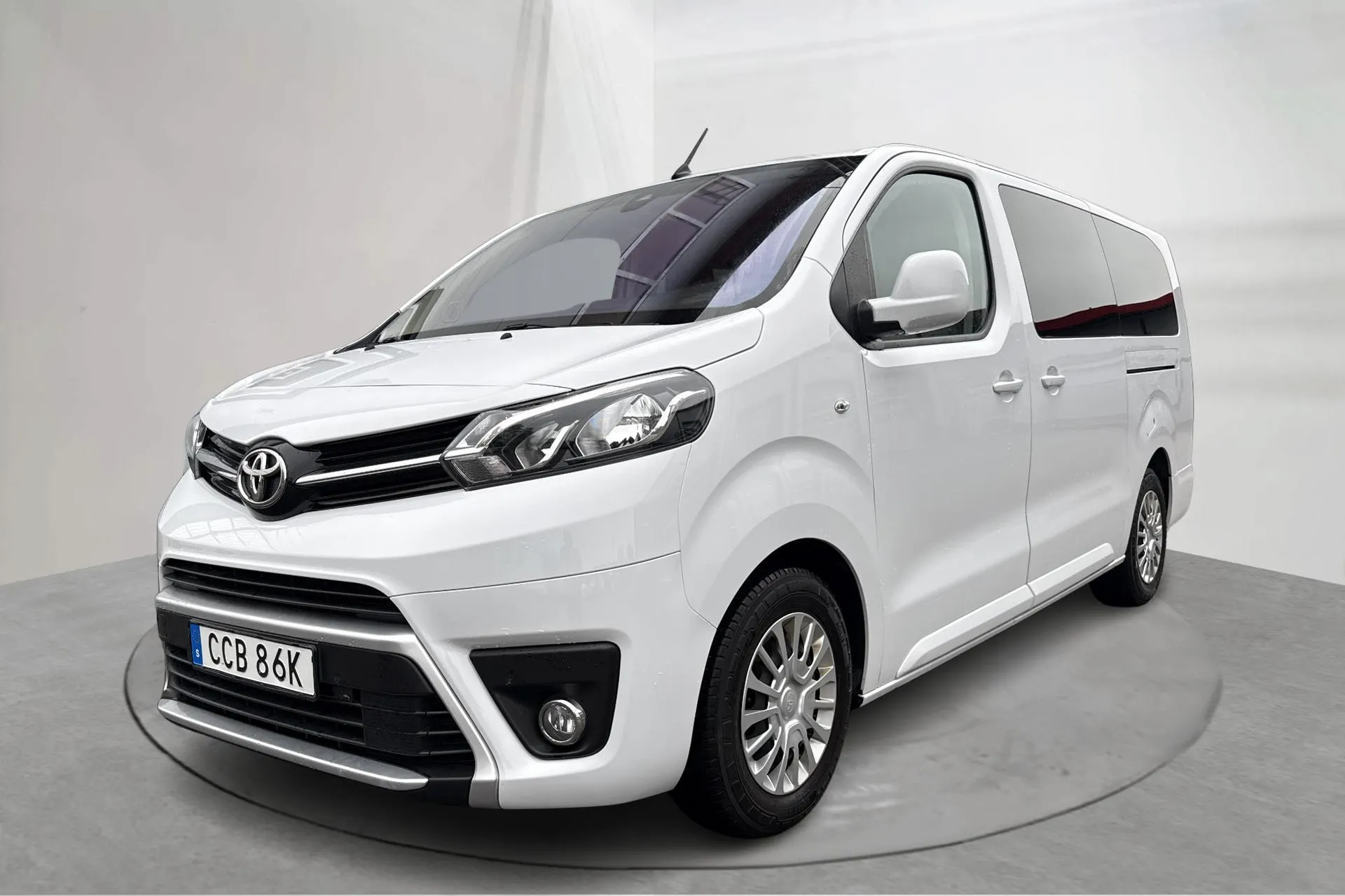 Presentationsfoto 1 av 13: Toyota PROACE Verso 2.0D (140hk) - 6 467 mil - Manuell - vit - 2024