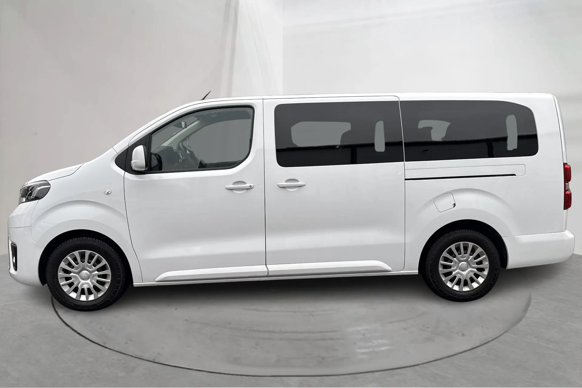 Presentationsfoto 2 av 13: Toyota PROACE Verso 2.0D (140hk) - 6 467 mil - Manuell - vit - 2024