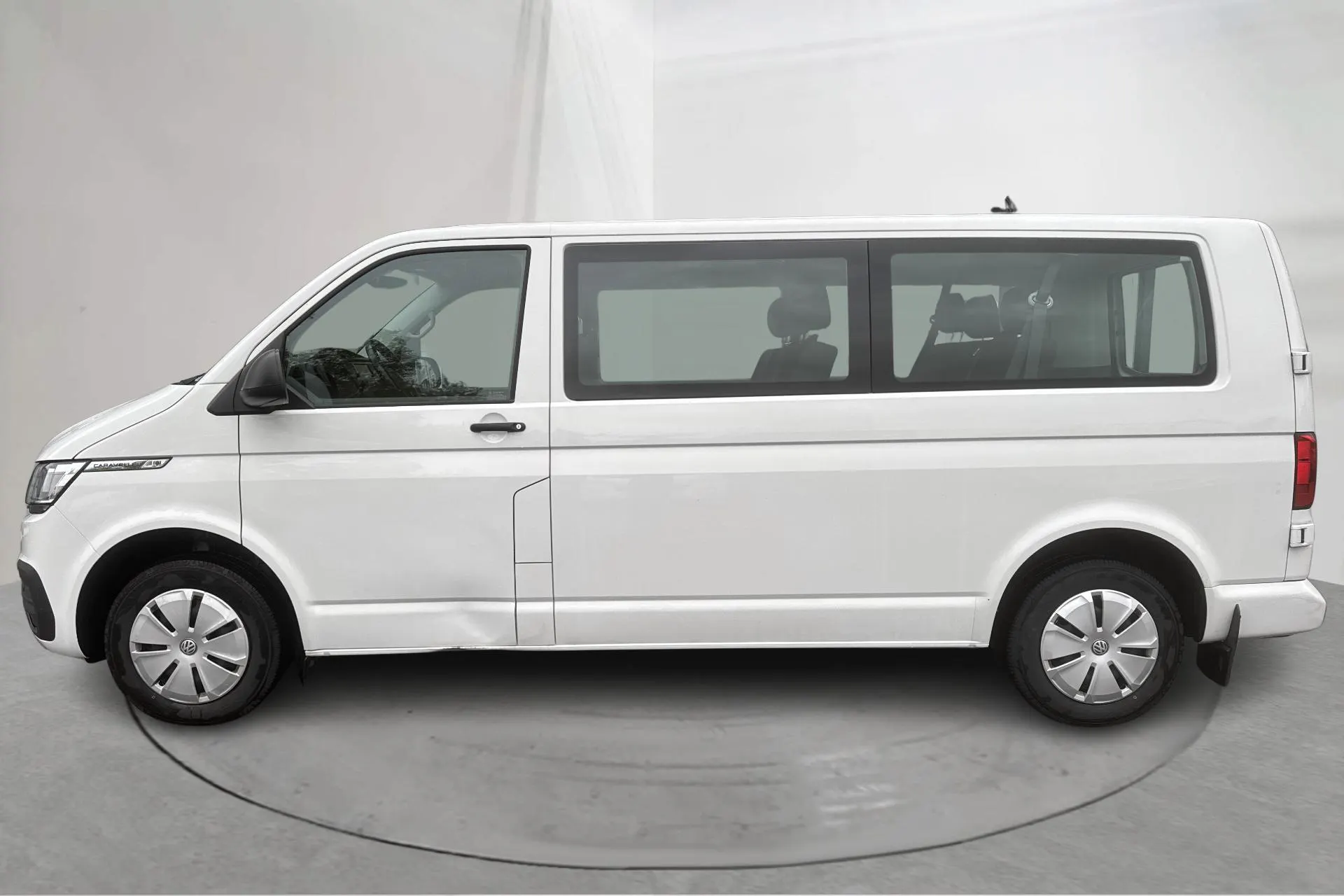 Presentationsfoto 2 av 15: VW Caravelle TDI (150hk) - 7 337 mil - Automat - vit - 2023