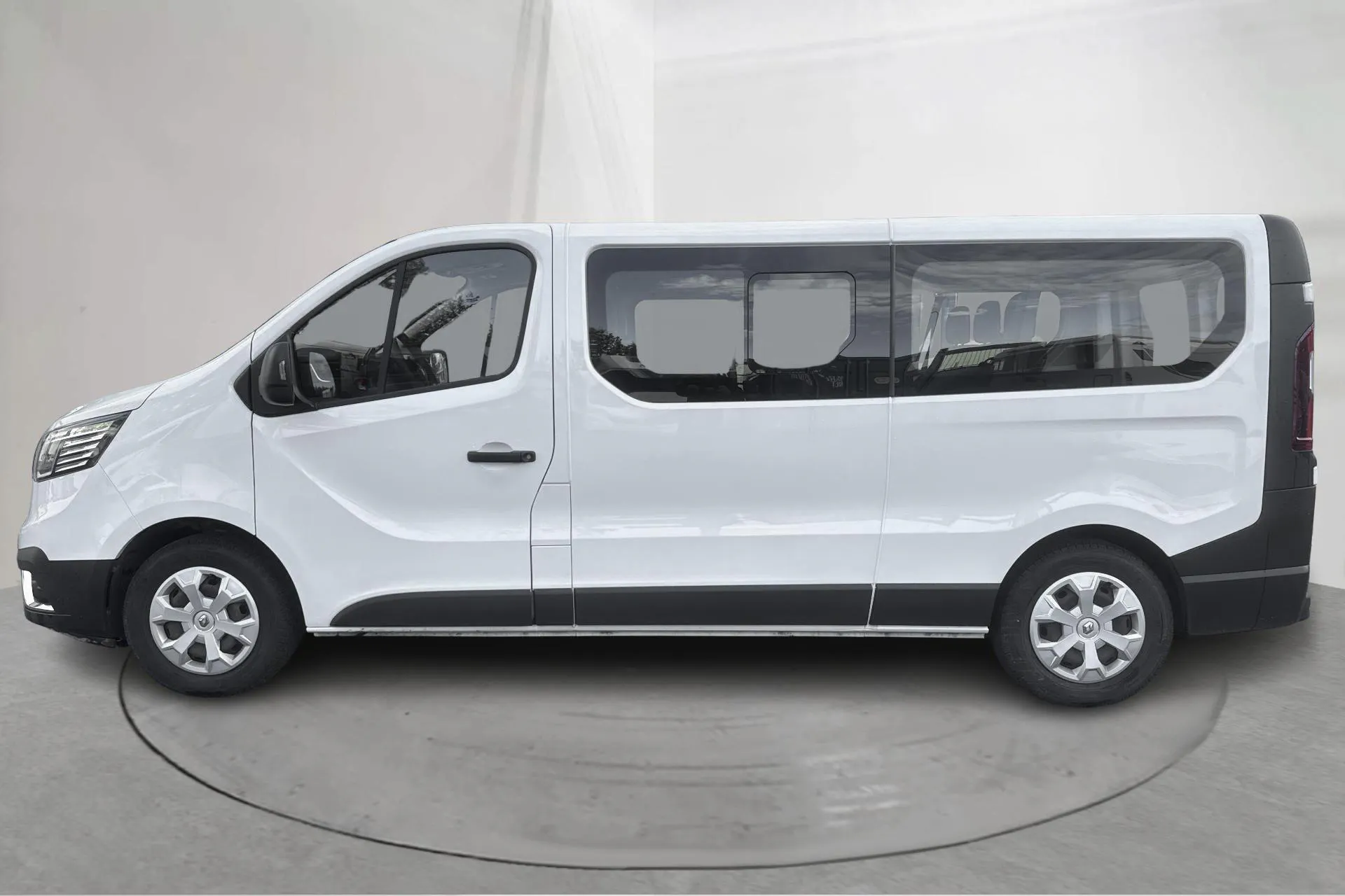 Presentation photo 2 of 16: Renault Trafic Passenger 2.0 dCi (150hk) - 92 580 km - Automatic - white - 2023