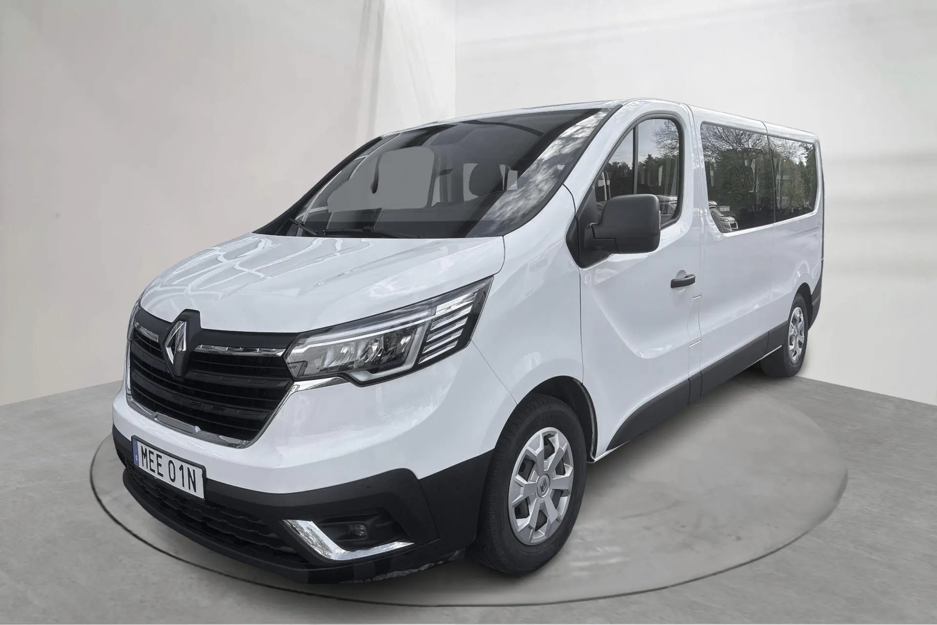 Presentation photo 1 of 16: Renault Trafic Passenger 2.0 dCi (150hk) - 92 580 km - Automatic - white - 2023