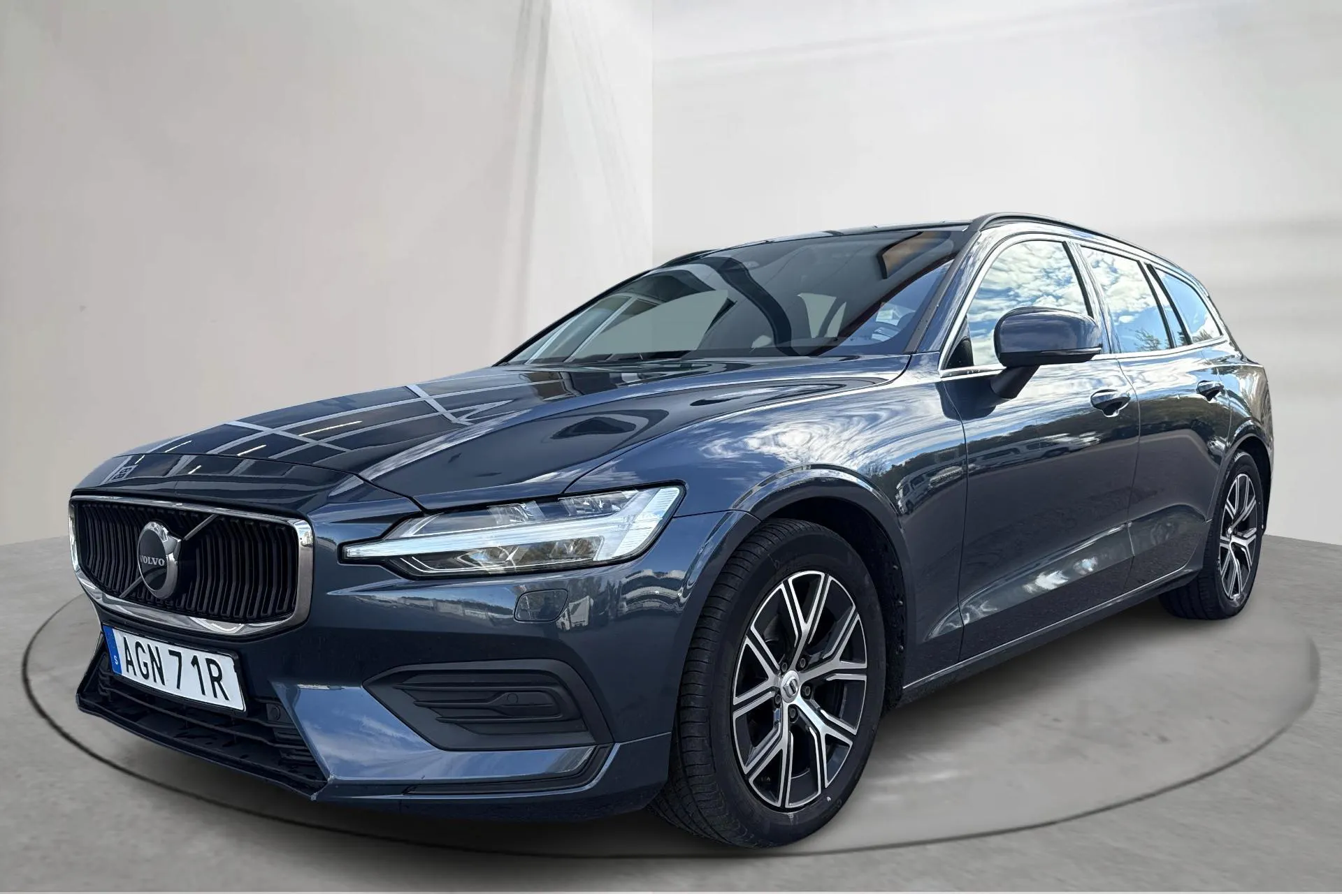 Presentation photo 1 of 17: Volvo V60 B4 Mildhybrid, Diesel (197hk) - 151 720 km - Automatic - dark blue - 2023