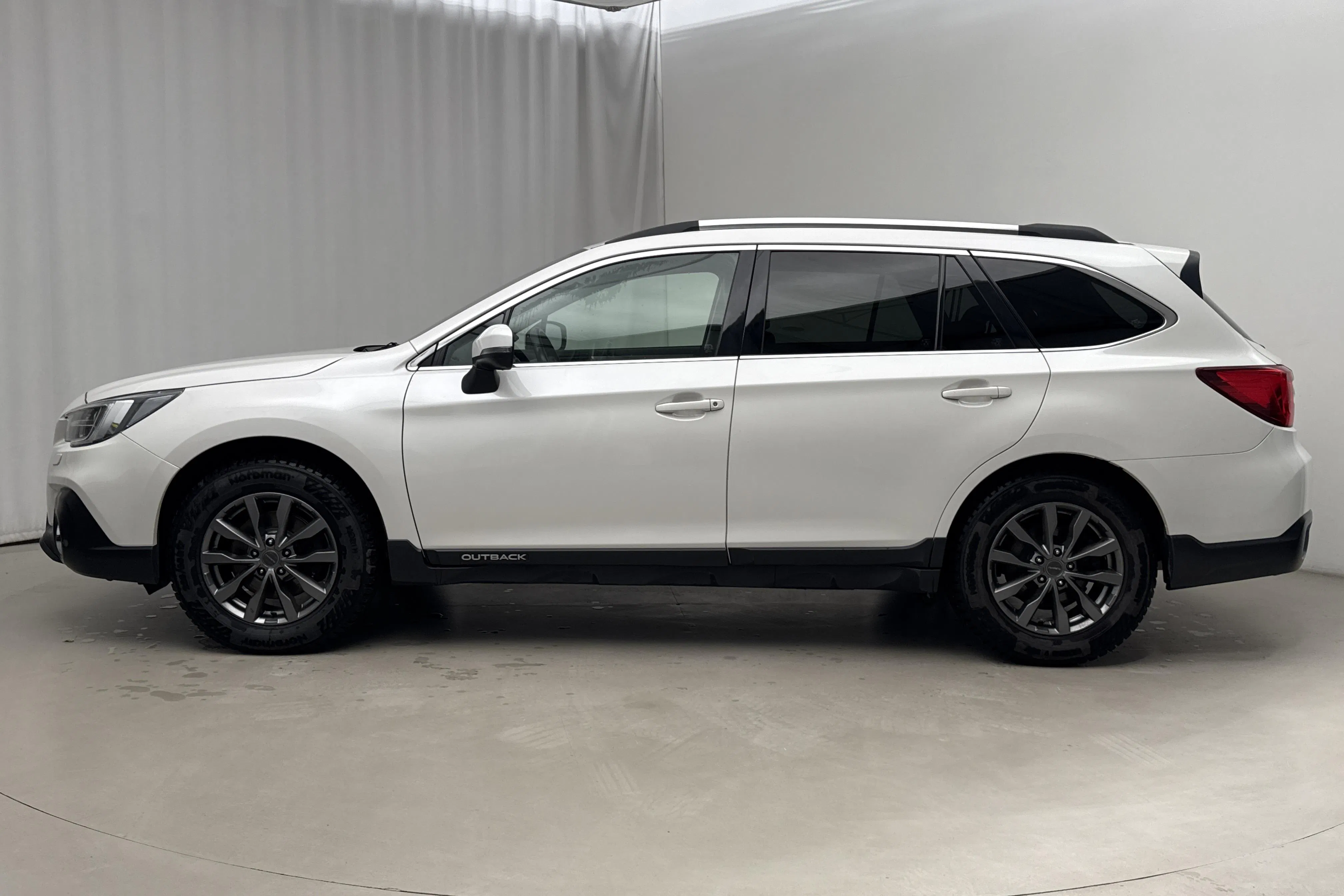 Presentationsfoto 2 av 21: Subaru Outback 2.5i 4WD (175hk) - 12 190 mil - Automat - vit - 2019