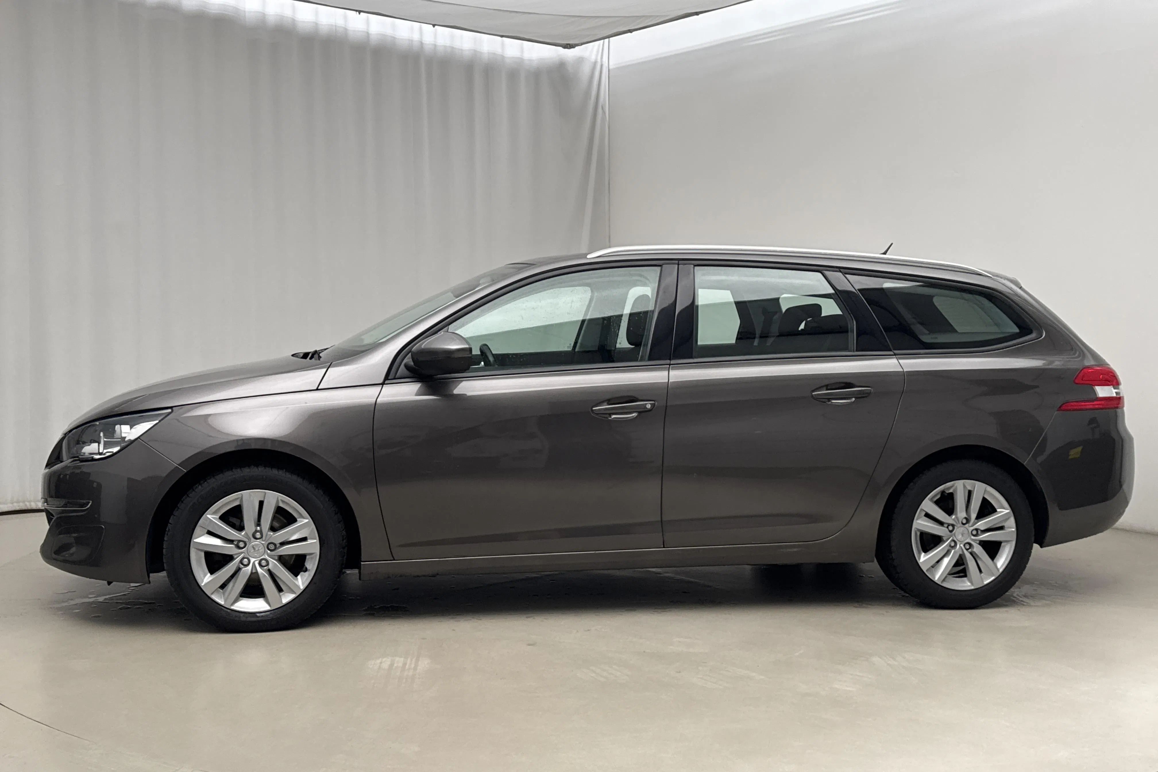 Presentationsfoto 2 av 16: Peugeot 308 SW PureTech (110hk) - 9 521 mil - Manuell - 2015
