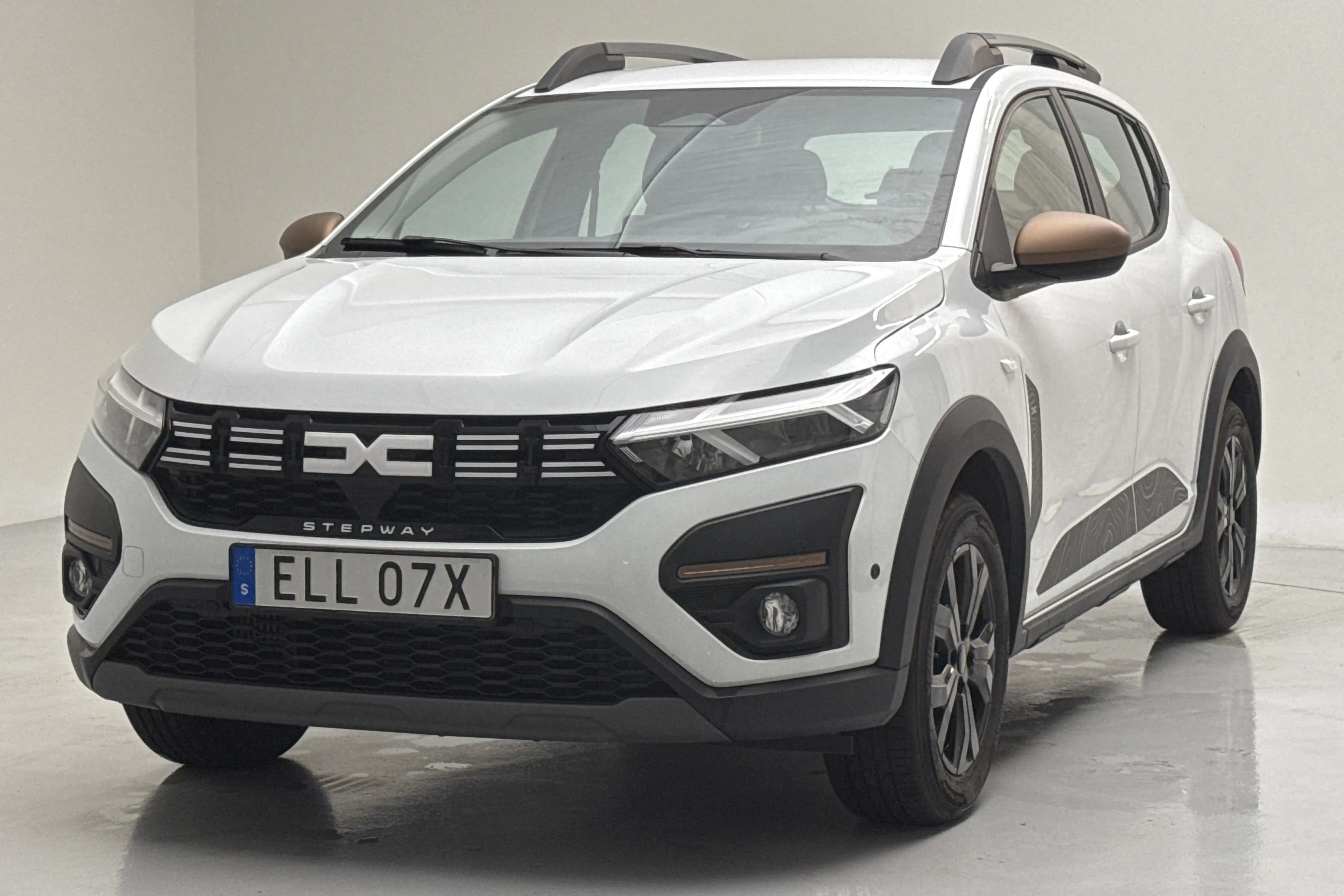 Presentation photo 1 of 13: Dacia Sandero Stepway 1.0 TCe (90hk) - 26 100 km - Automatic - white - 2025