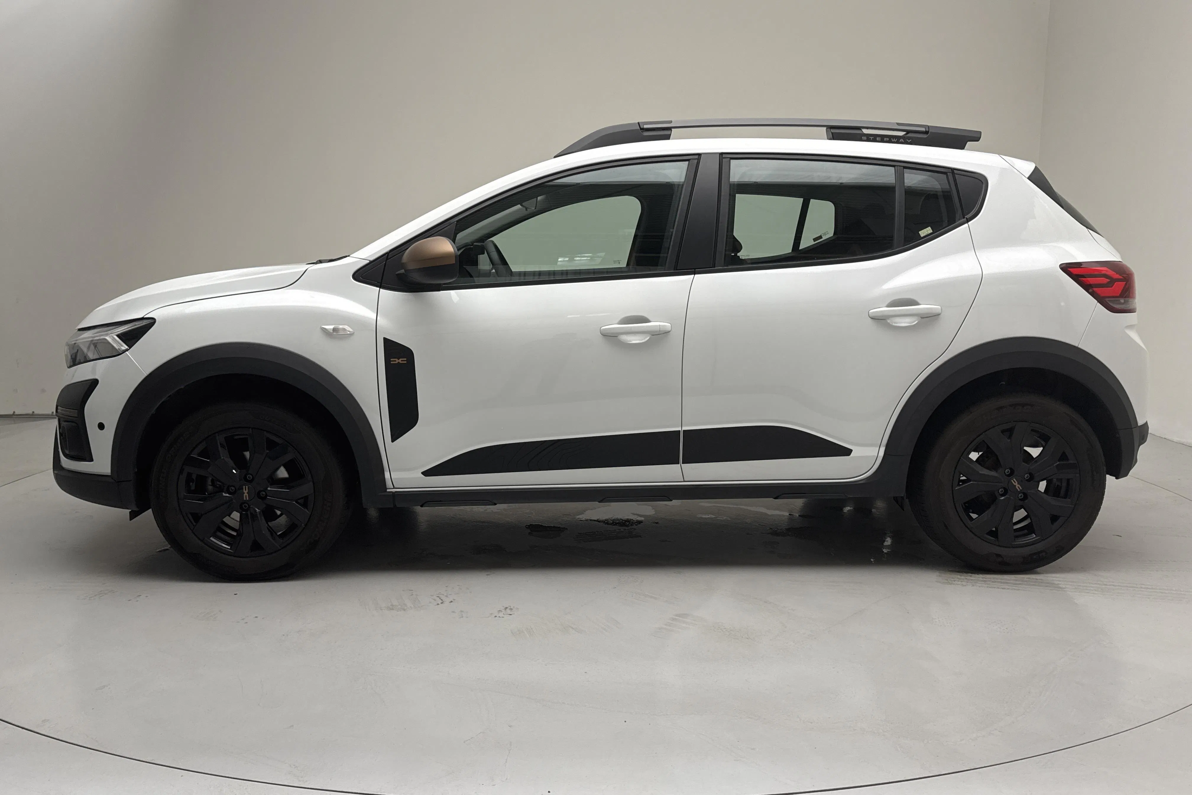 Presentation photo 2 of 13: Dacia Sandero Stepway 1.0 TCe (90hk) - 26 100 km - Automatic - white - 2025