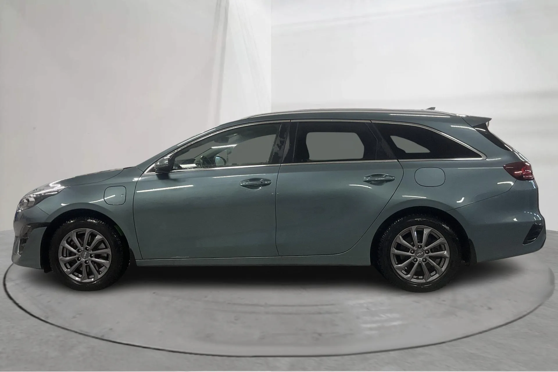 Presentationsfoto 2 av 23: KIA Ceed 1.6 Plug-in Hybrid SW (141hk) - 2 840 mil - Automat - grå - 2024