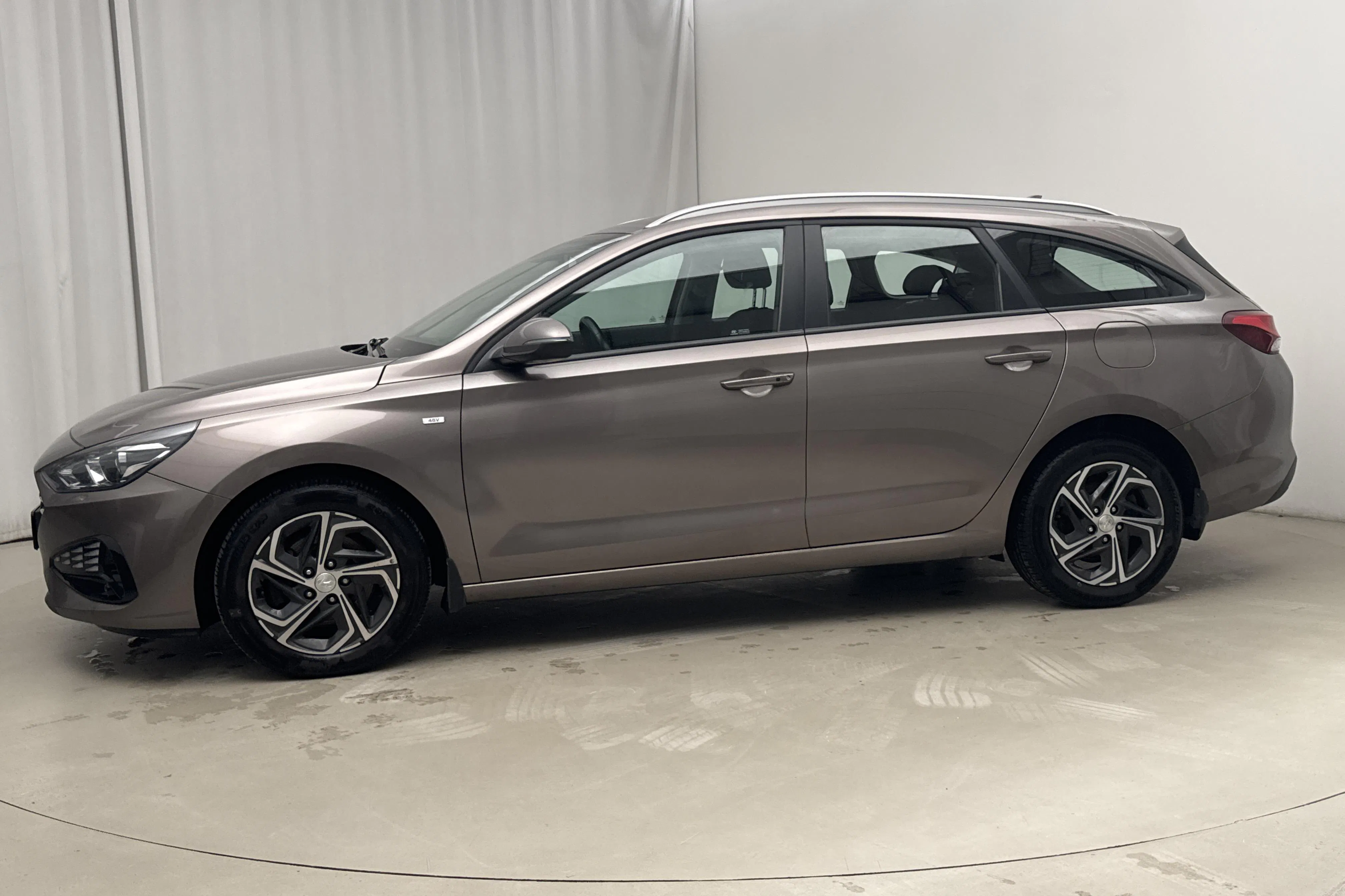 Presentationsfoto 2 av 17: Hyundai i30 1.0 T-GDi Kombi (120hk) - 15 618 mil - Manuell - brun - 2022