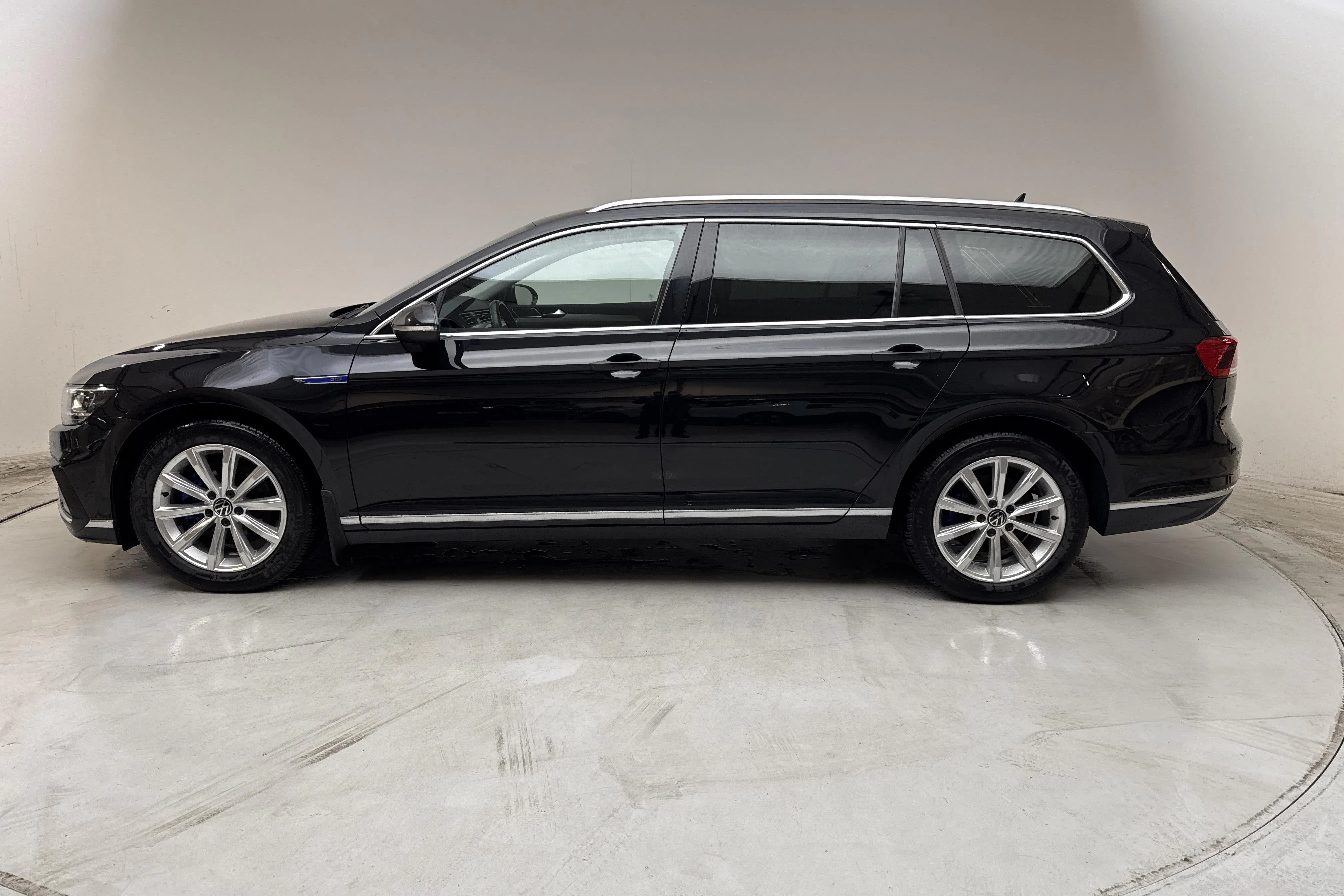 Presentationsfoto 2 av 15: VW Passat 1.4 GTE Sportscombi (218hk) - 12 892 mil - Automat - svart - 2023