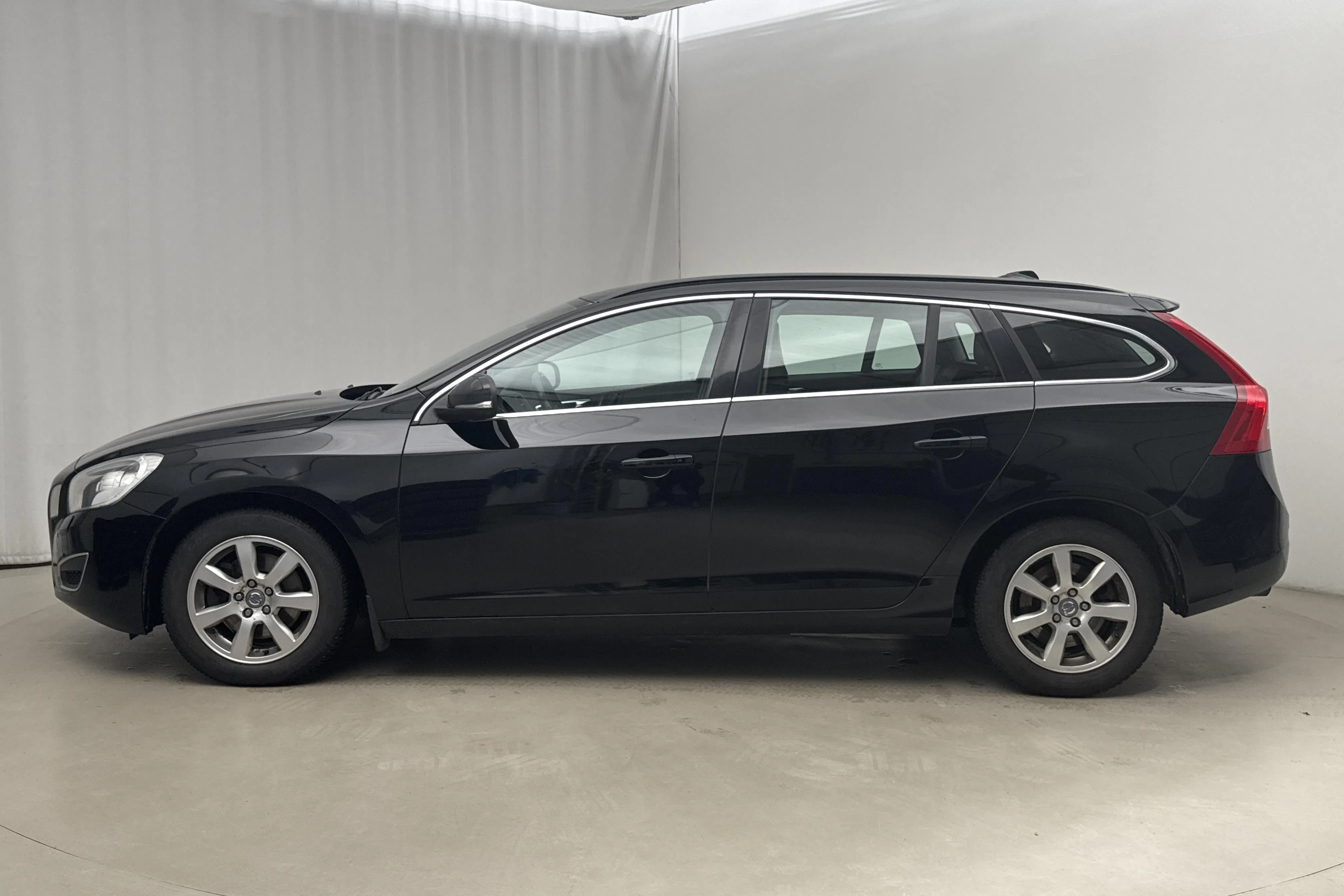 Presentationsfoto 2 av 14: Volvo V60 1.6D DRIVe (115hk) - 25 663 mil - Manuell - svart - 2012
