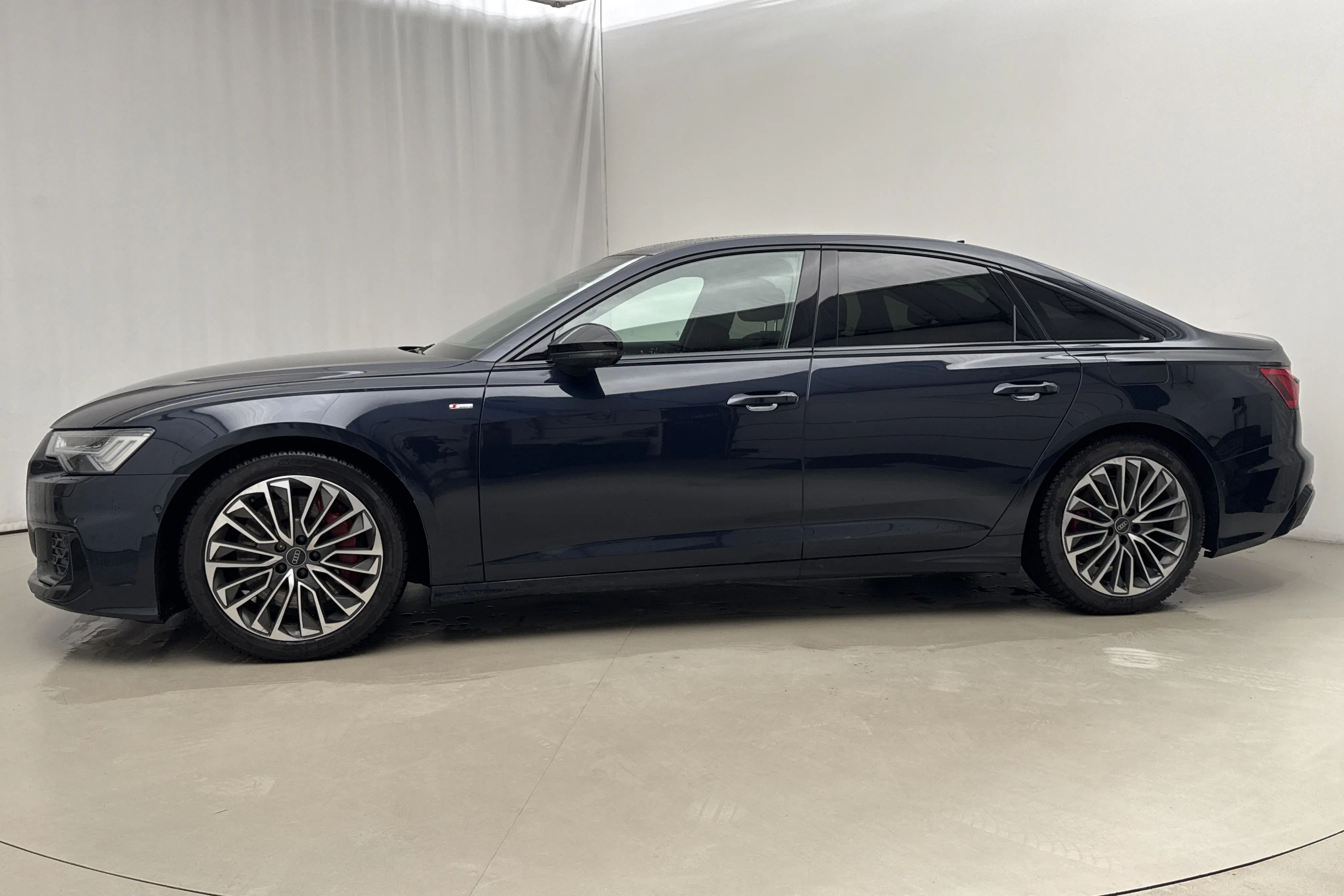 Presentationsfoto 2 av 22: Audi A6 Sedan 55 TFSI e quattro (367hk) - 2 594 mil - Automat - blå - 2024