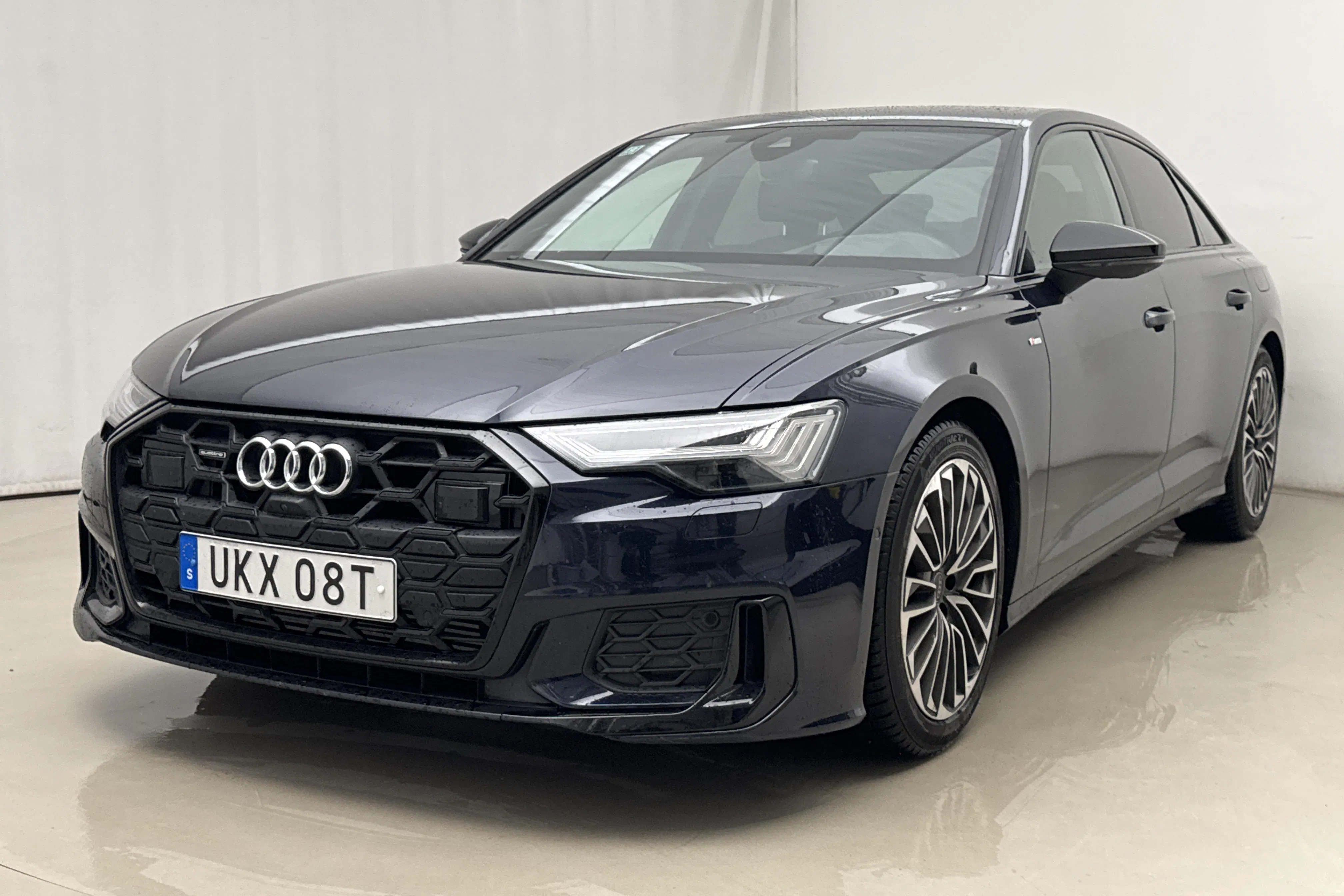 Presentationsfoto 1 av 22: Audi A6 Sedan 55 TFSI e quattro (367hk) - 2 594 mil - Automat - blå - 2024